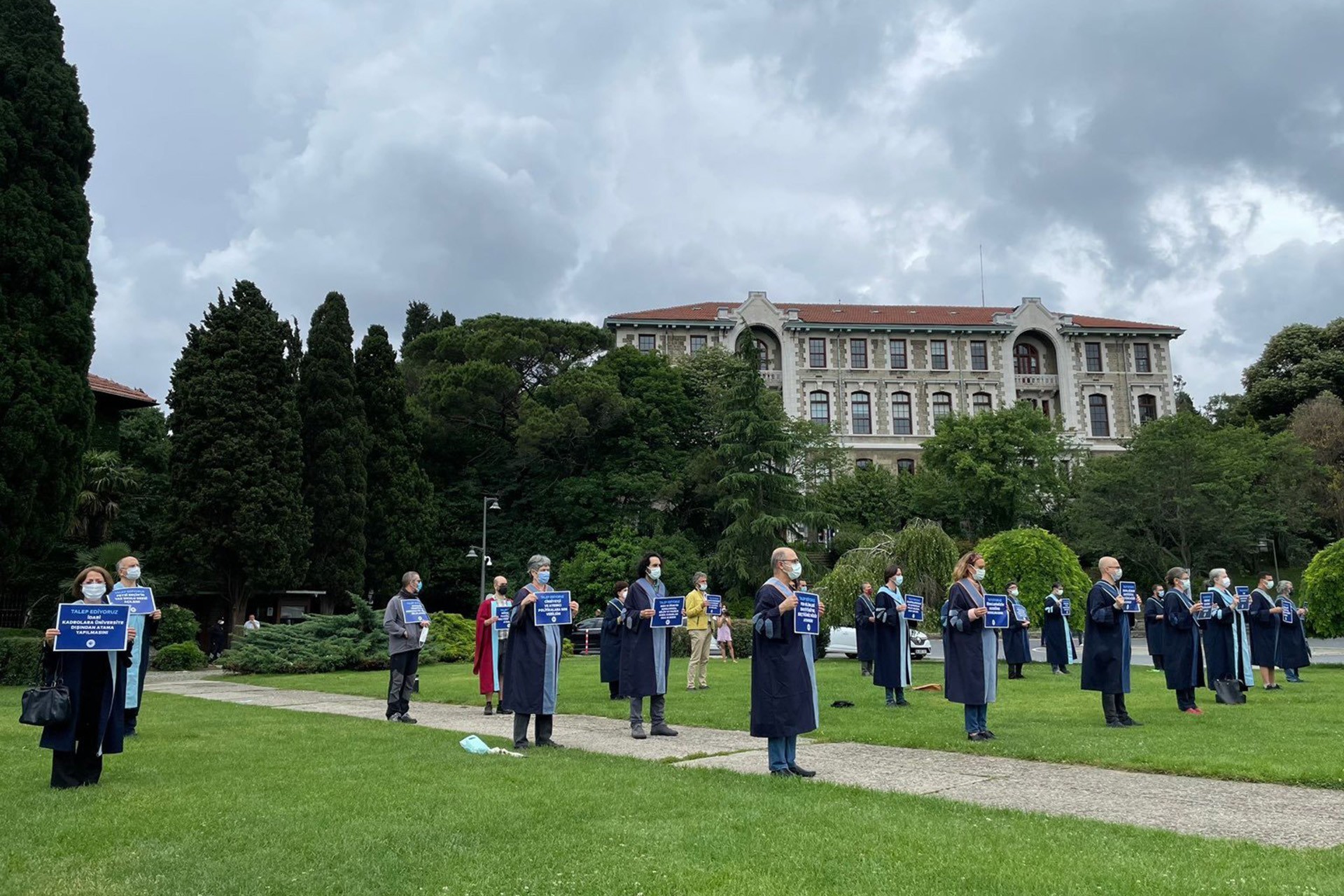 Boğaziçili Akademisyenler direnişin 24. haftasında rektörlüğe yine sırtını döndü