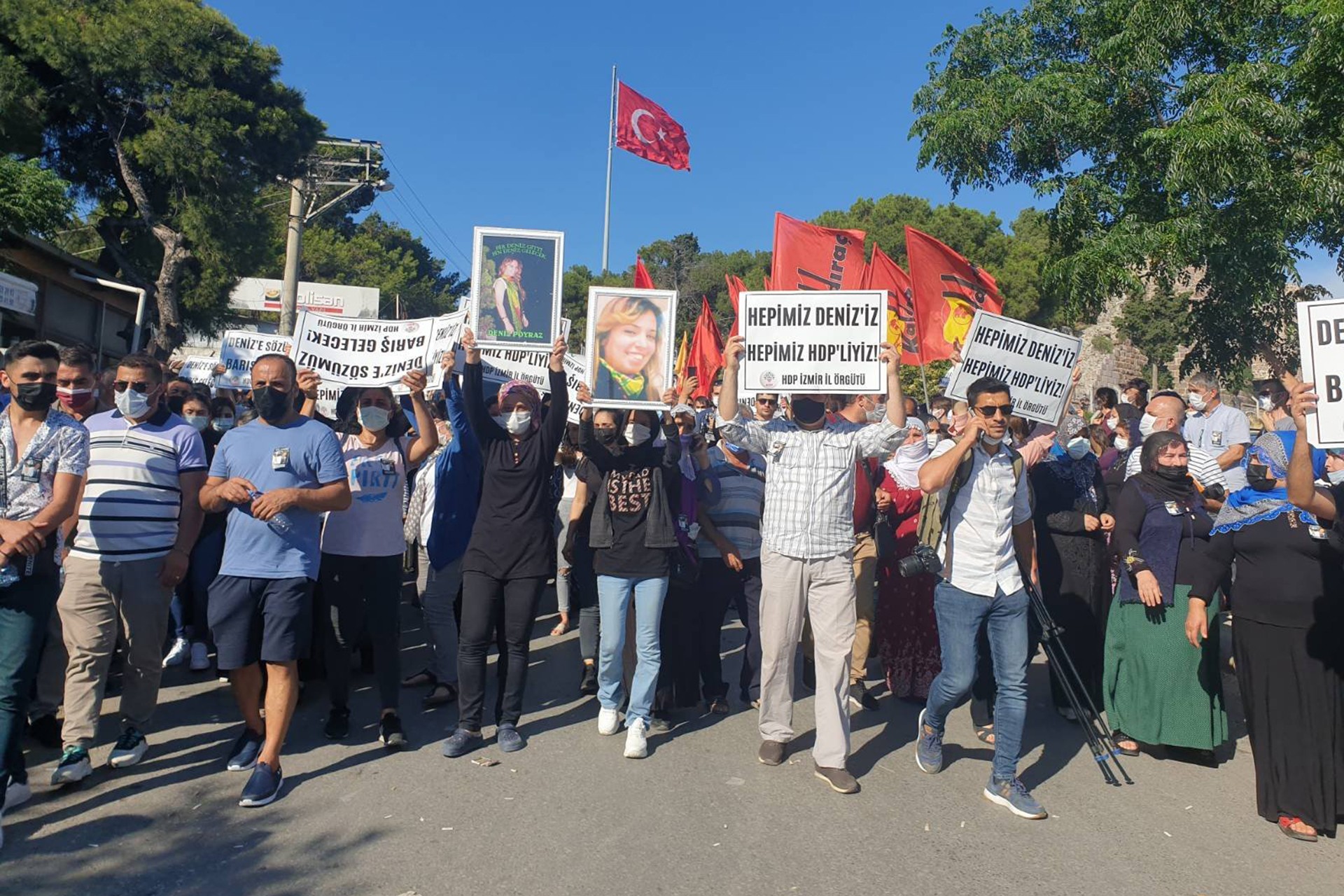 HDP İzmir il binasını basan Onur Gencer tarafından katledilen Deniz Poyraz'ın cenaze töreninden bir fotoğraf.