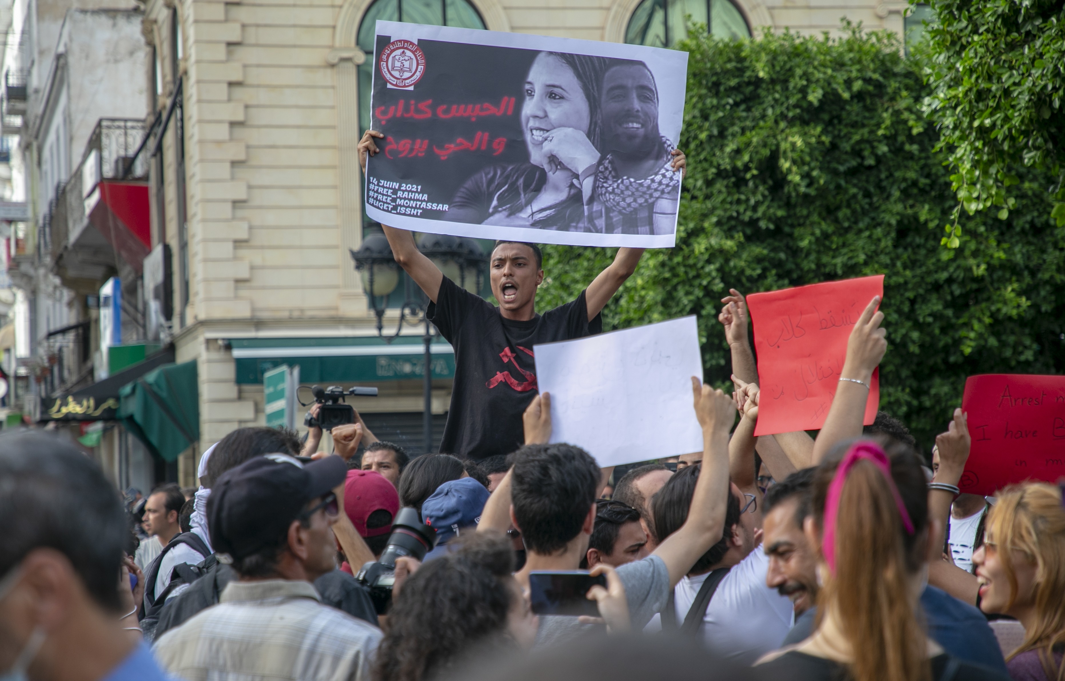 Tunus'ta, polisin eylemlere müdahalesi protesto edildi