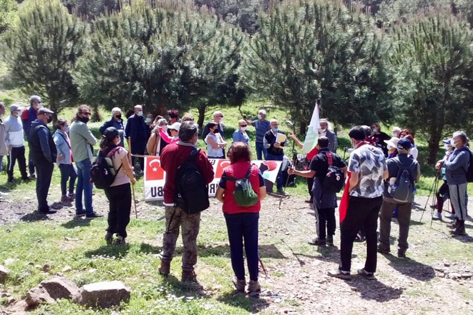 Kuşadası Güzelçamlı Mahallesi yakınında oluşturulmak istenen hafriyat alanına karşı halkın direnişinden bir fotoğraf.