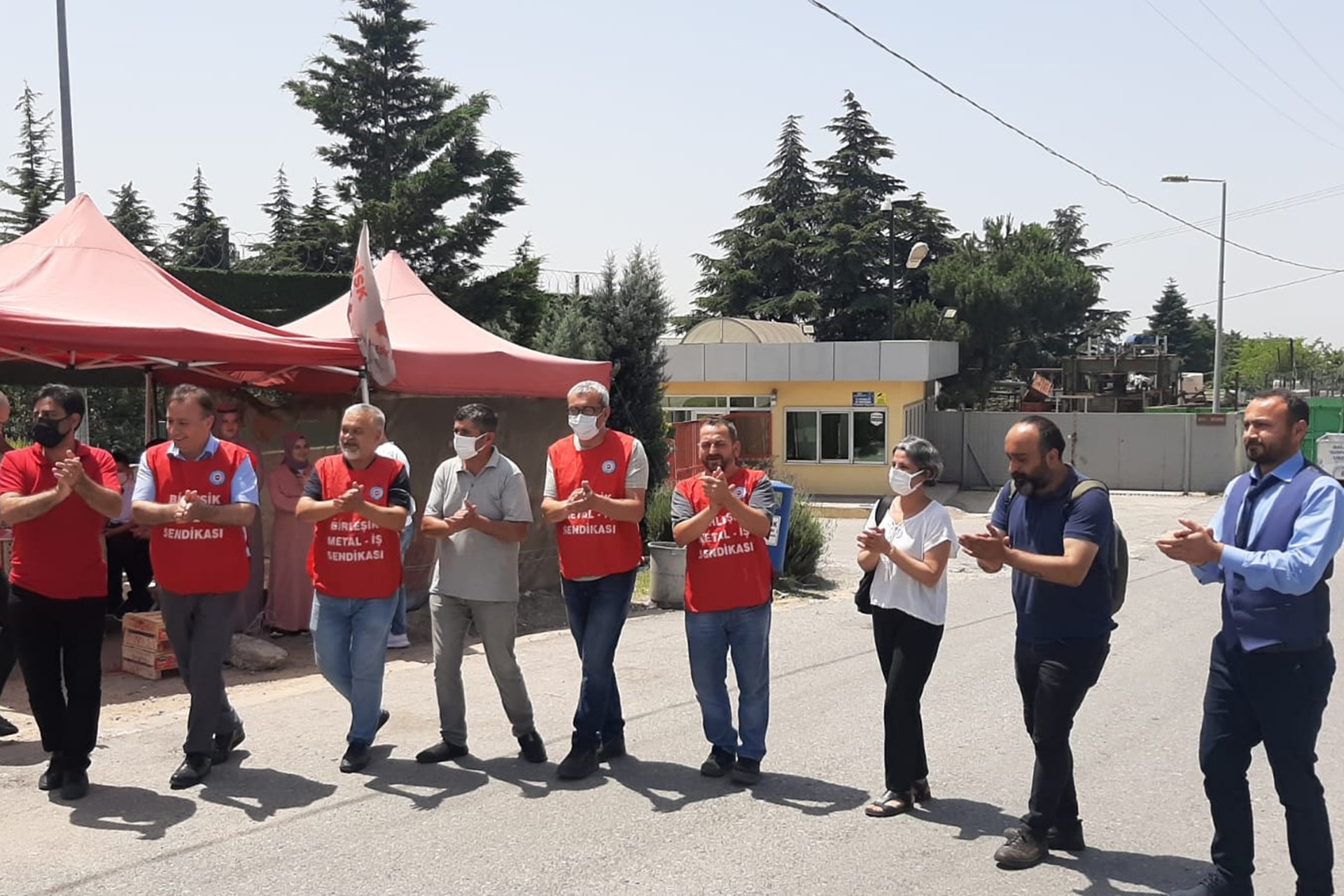 Grevdeki Baldur işçisi Hasan Davulcu, nikah töreninin ardından eşiyle grev çadırına geldi, kutlamayı grevdeki arkadaşlarıyla yaptı.