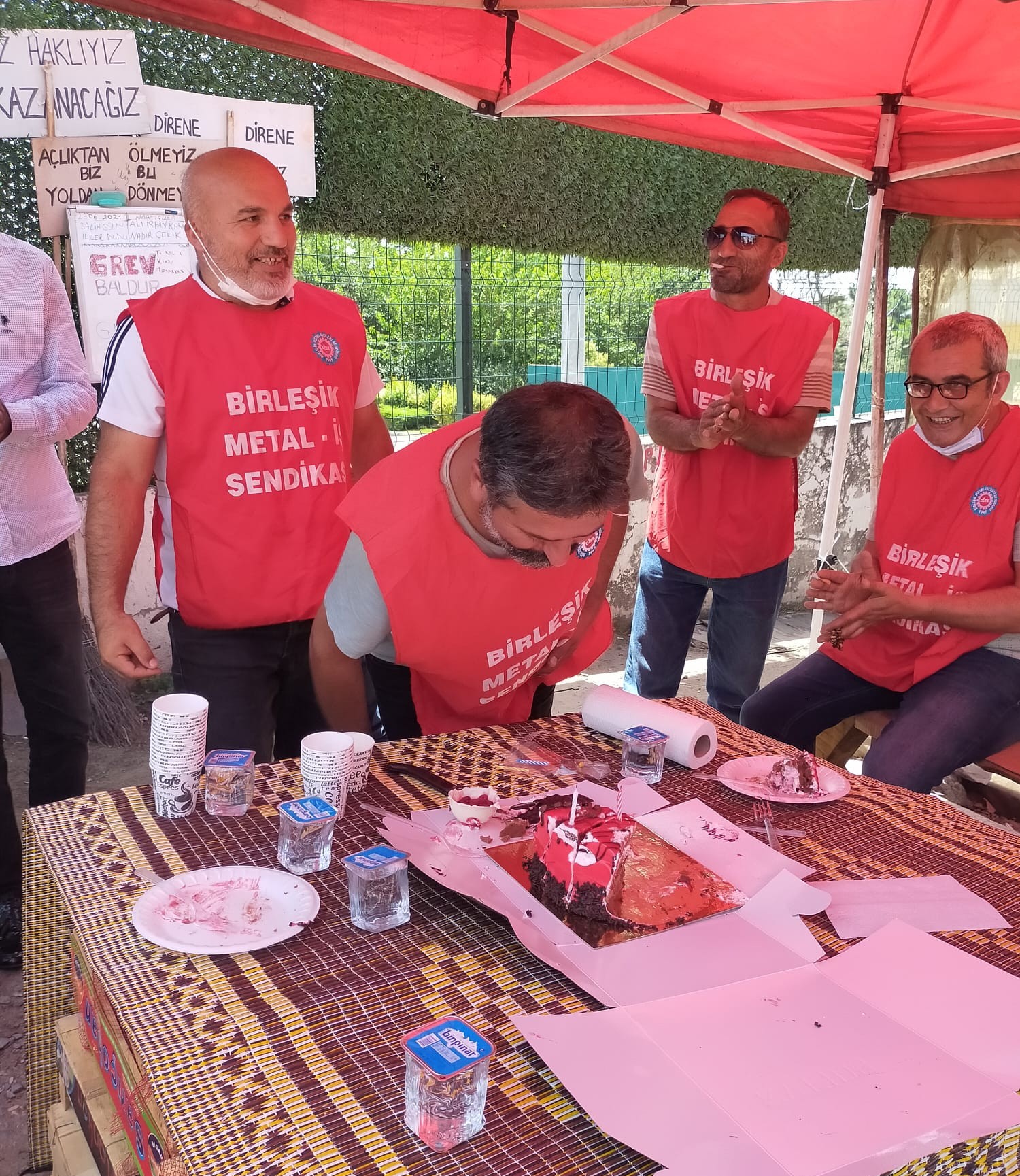 Baldur'da grevi kararlılıkla sürdüren işçilerden Birleşik Metal-İş İşyeri Baş Temsilcisi Erkan Kaya, doğum gününü grev çadırında kutladı.