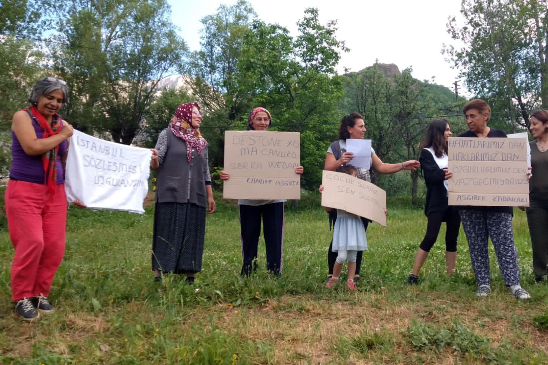 Dersim Pülümür'de kadınlar dövizler taşıdı