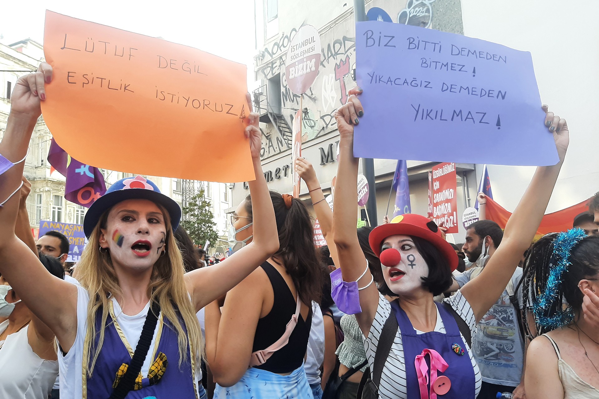 İstanbul Sözleşmesi için buluşan kadınlar ve dövizleri.