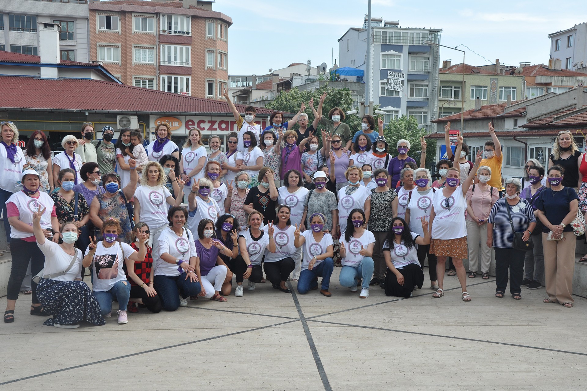 Kırklareli'de kadınlar 'İstanbul Sözleşmesi'nden vazgeçmiyoruz' diyerek bir araya geldi.