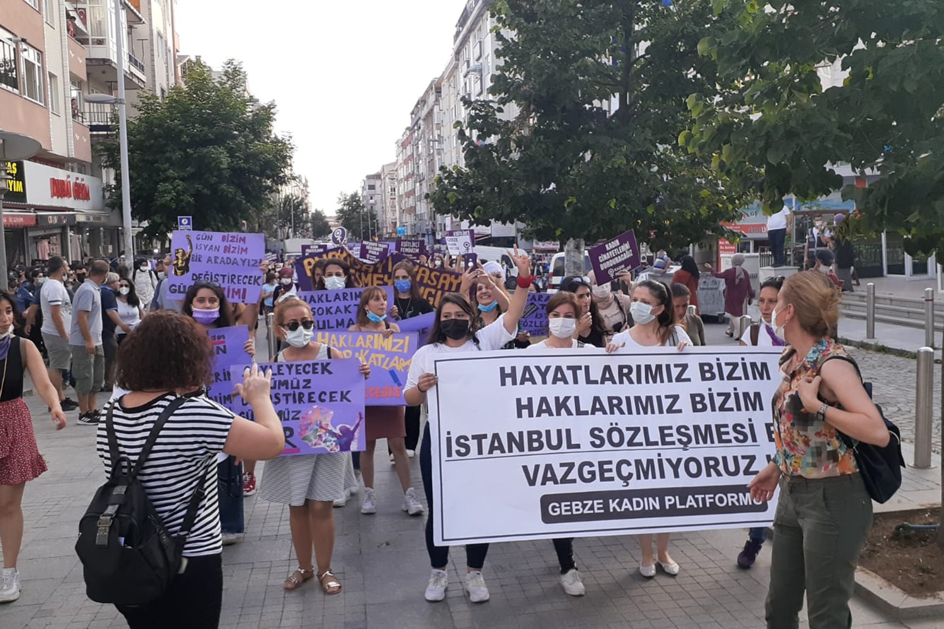 Gebze'de kadınlar 'İstanbul Sözleşmesi'nden vazgeçmiyoruz' diyerek bir araya geldi.