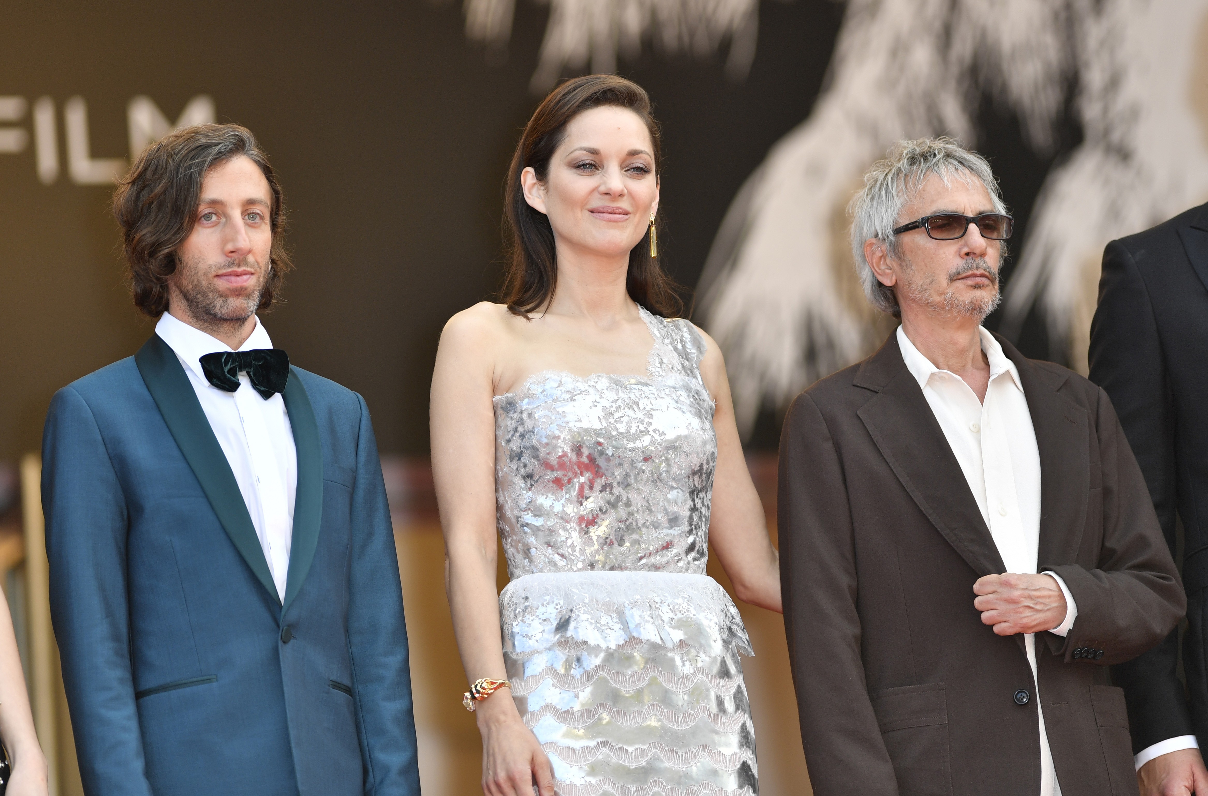 Marion Cotillard (ortada), Leos Carax (sağda) ve Simon Helberg (solda)