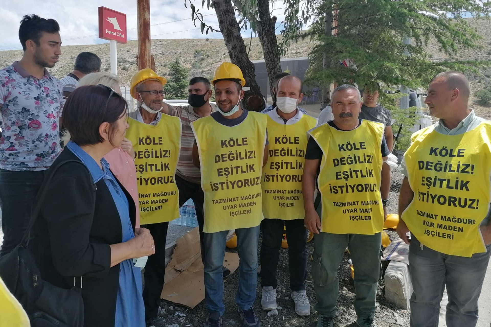 Tazminat hakları için yola düşen ve Ankara girişinde bekletilen Uyar Madencilik işçilerini, bekleyişlerinin 3'üncü gününde Emek Partisi Ankara İl Örgütü ziyaret etti.