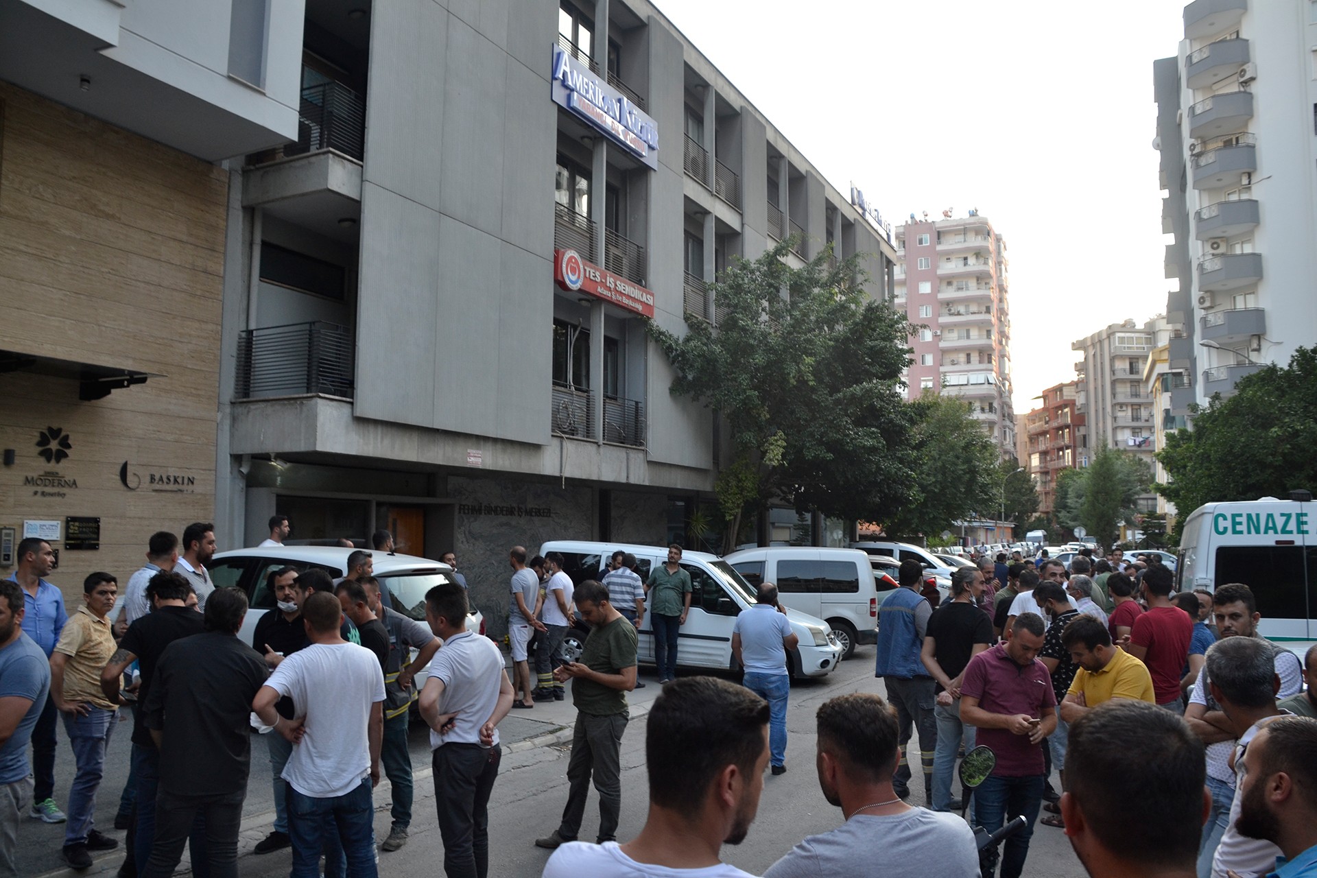 Adana'da Tes-İş'in işçilerin onayı olmadan TİS'e imza attığı haberinin ardından Toroslar Elektrik Dağıtım A.Ş. işçileri sendika binası önünde toplandı.