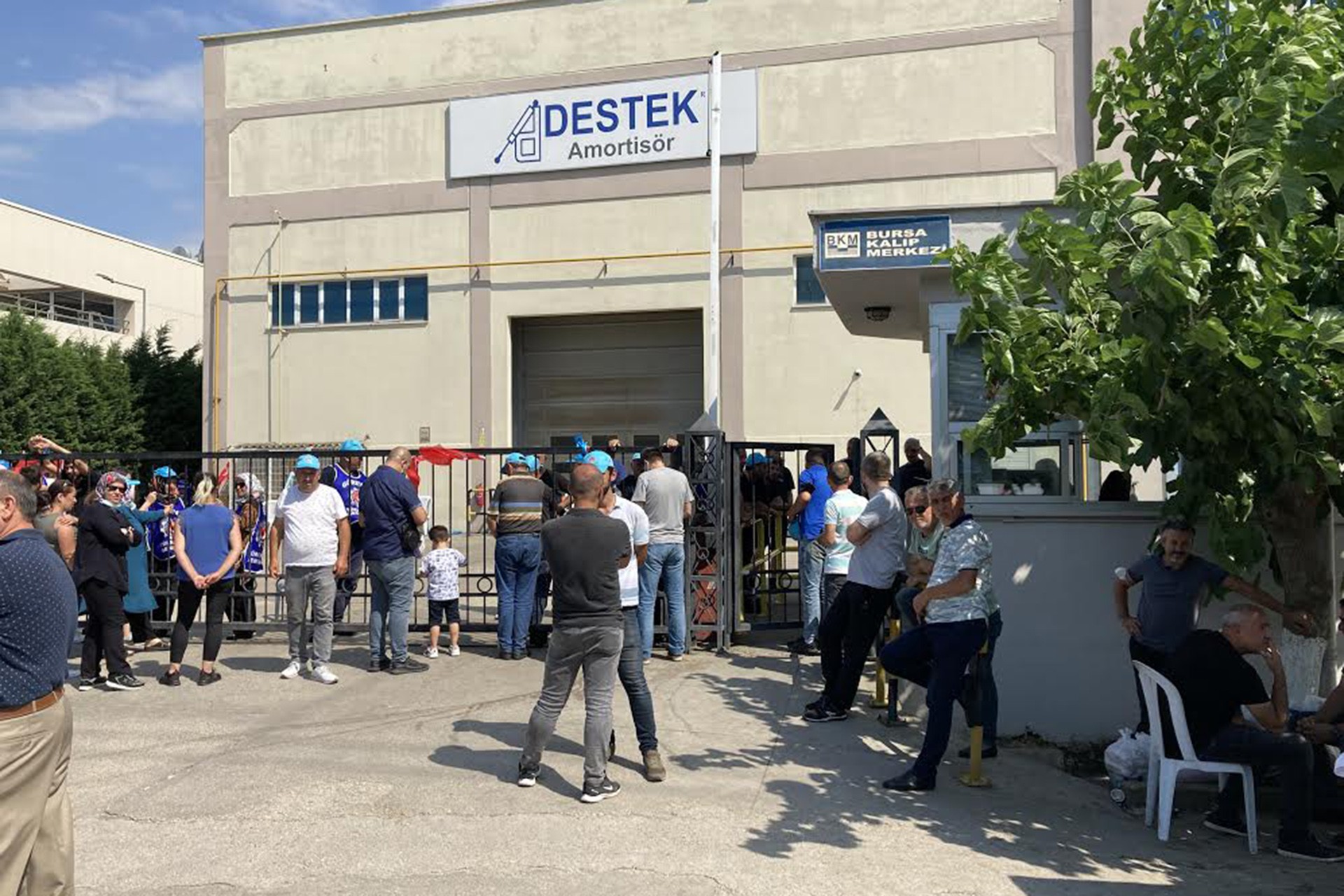 Destek Otomotiv işçilerine EMEP ve CHP'li Orhan Sarıbal’dan destek