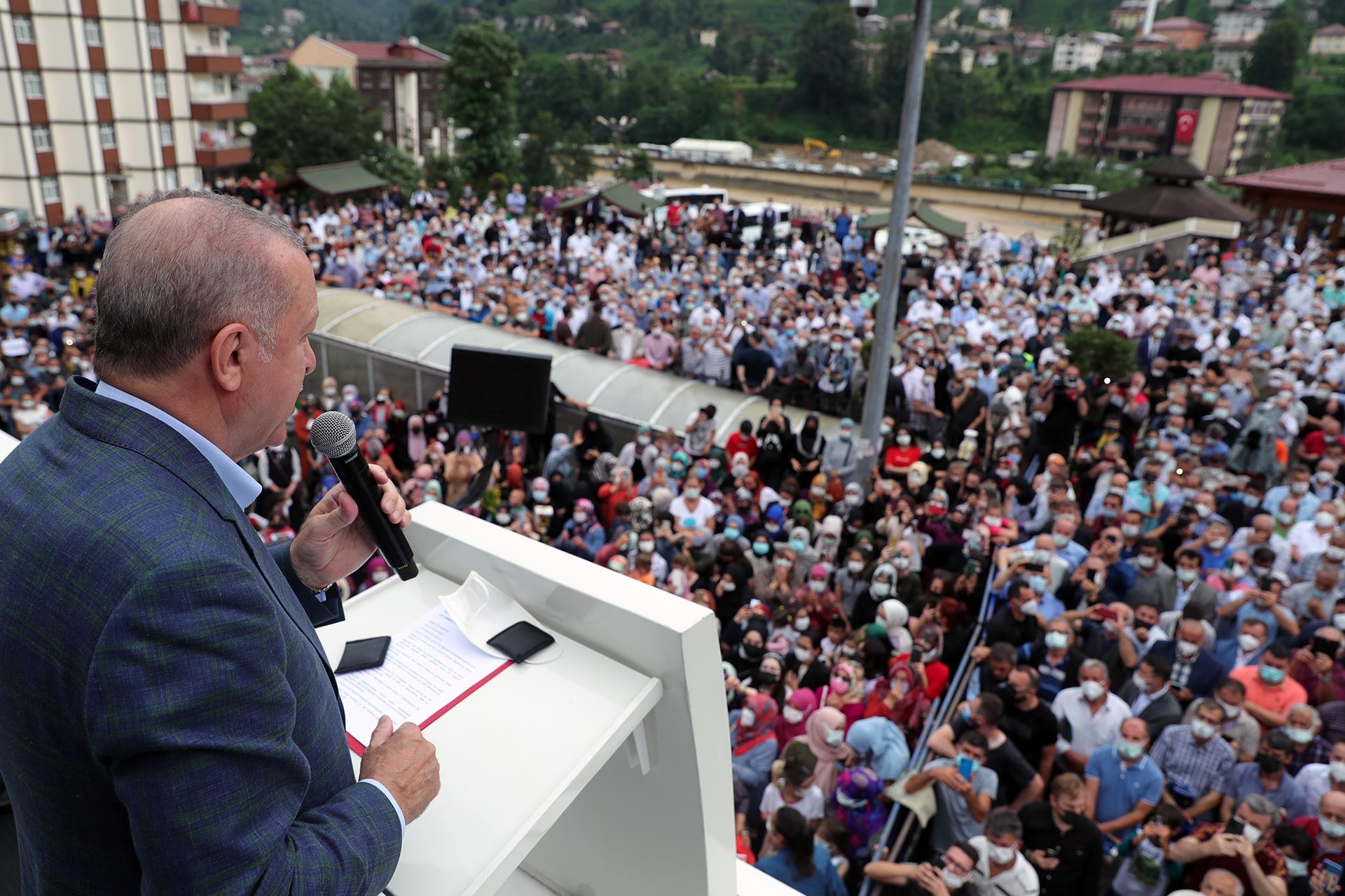 Erdoğan Rize'de suçu yine yurttaşa attı: "Şu yamaçlarda 5 kat 10 kat bina yapmayın"