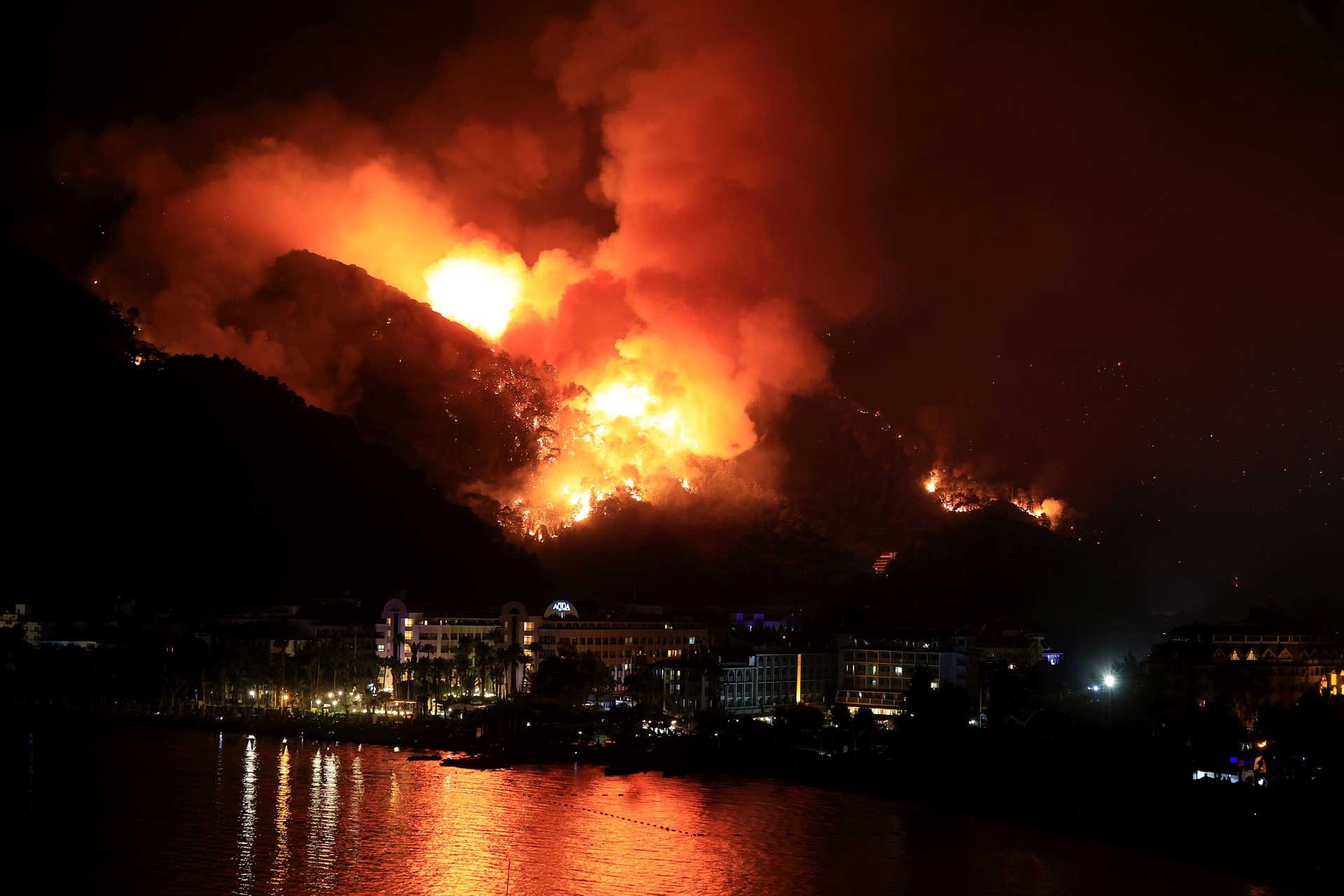 Marmaris'te orman yangını yayılıyor: 1 kişi hayatını kaybetti