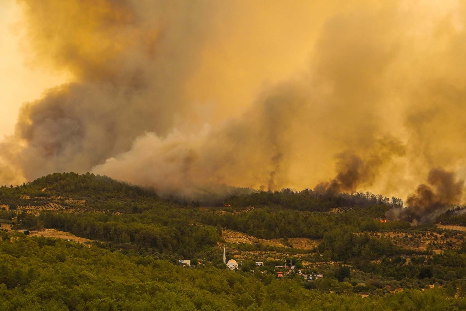 Saray’a 13, yangına 3 uçak