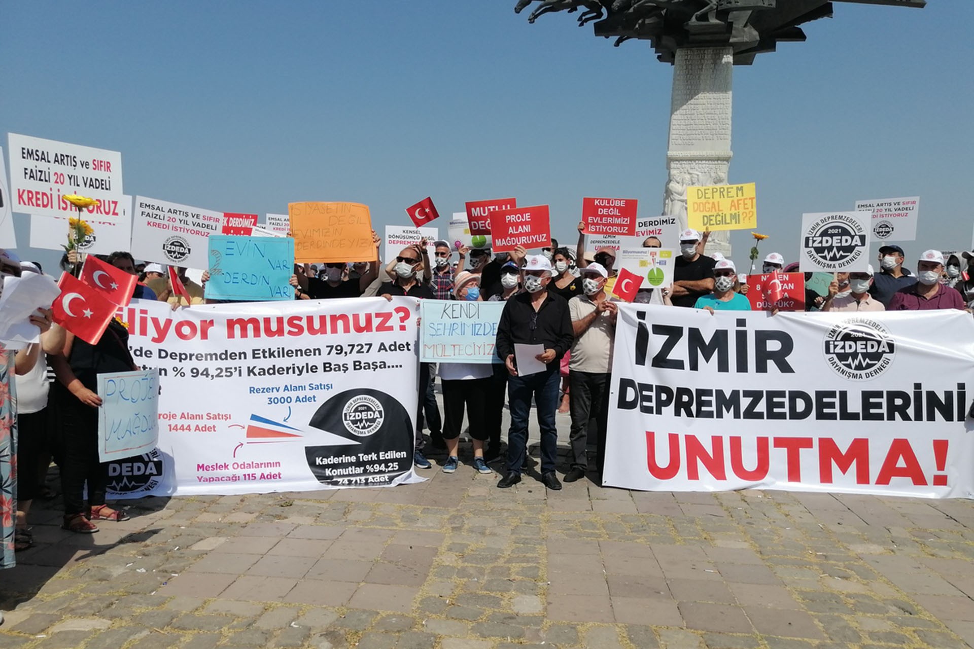 İzmir'de depremzedeler miting yaptı