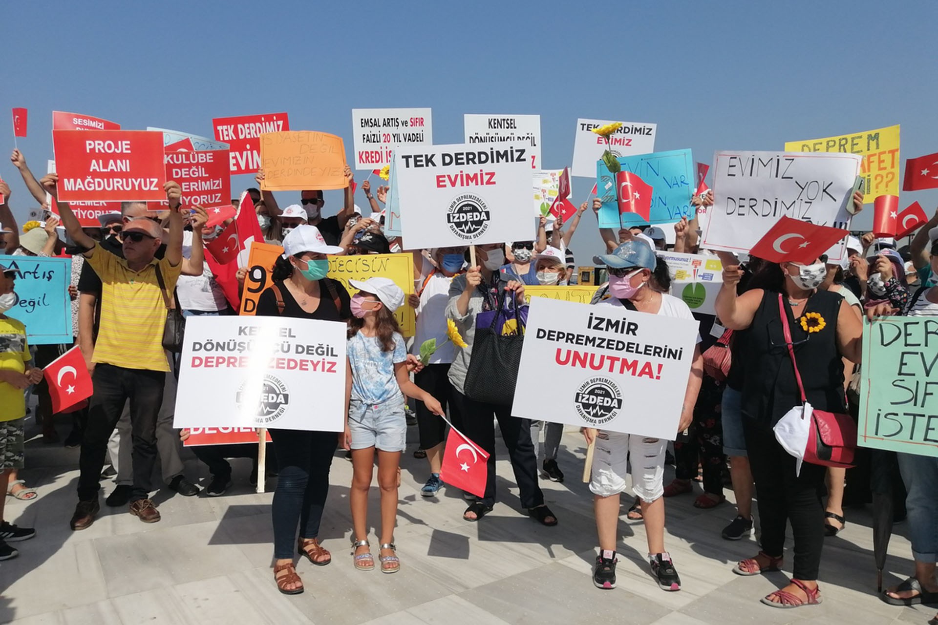 İzmir’de depremzedeler miting yaptı: Emsal artışı ve destek kredisi istiyoruz