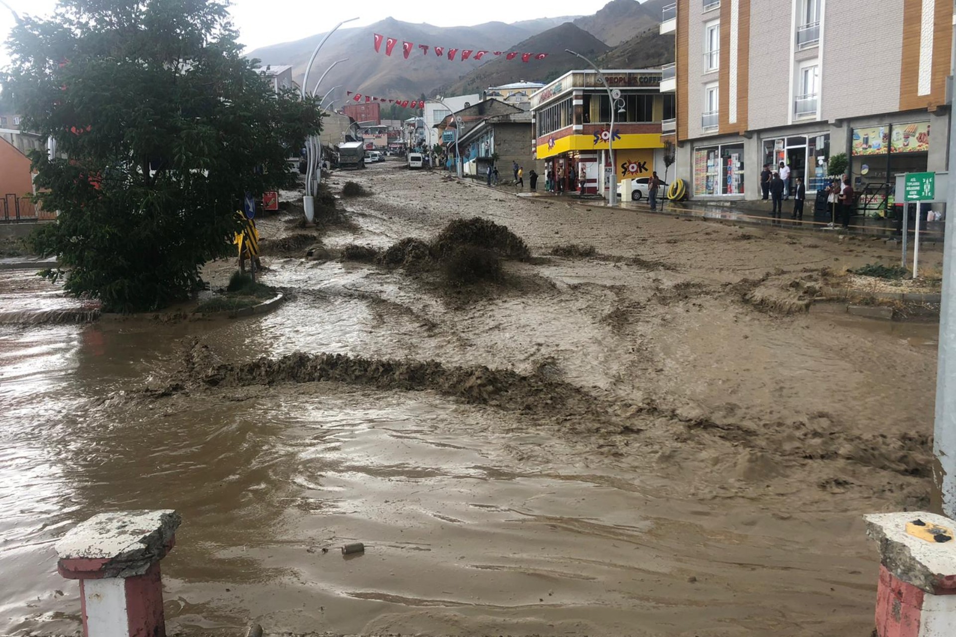 Van'da sel; Hakkari yolu ulaşıma kapandı