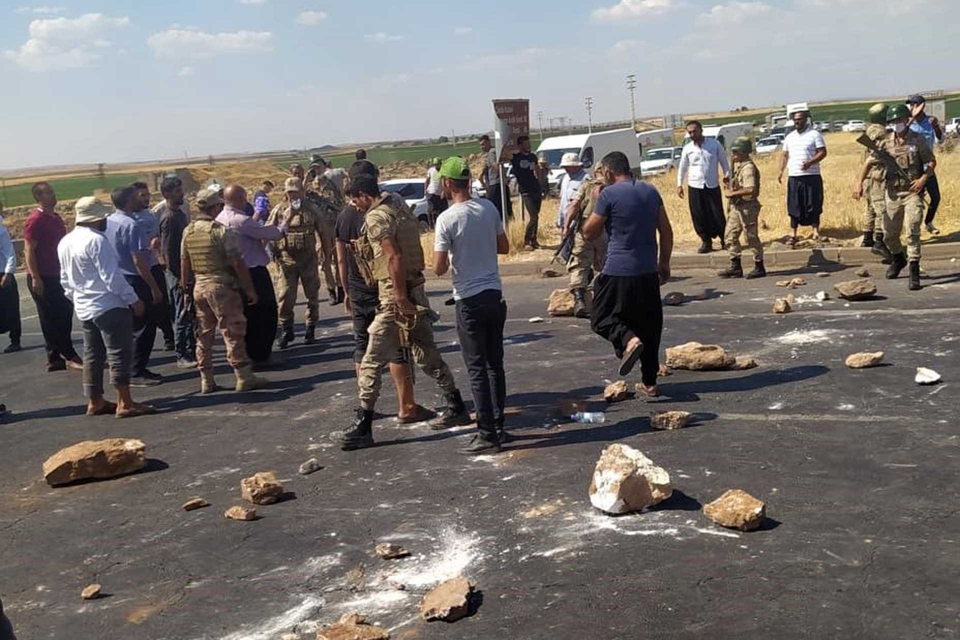 Urfa'da elektrik kesintilerini protesto eden çiftçiler jandarma zoruyla dağıtıldı