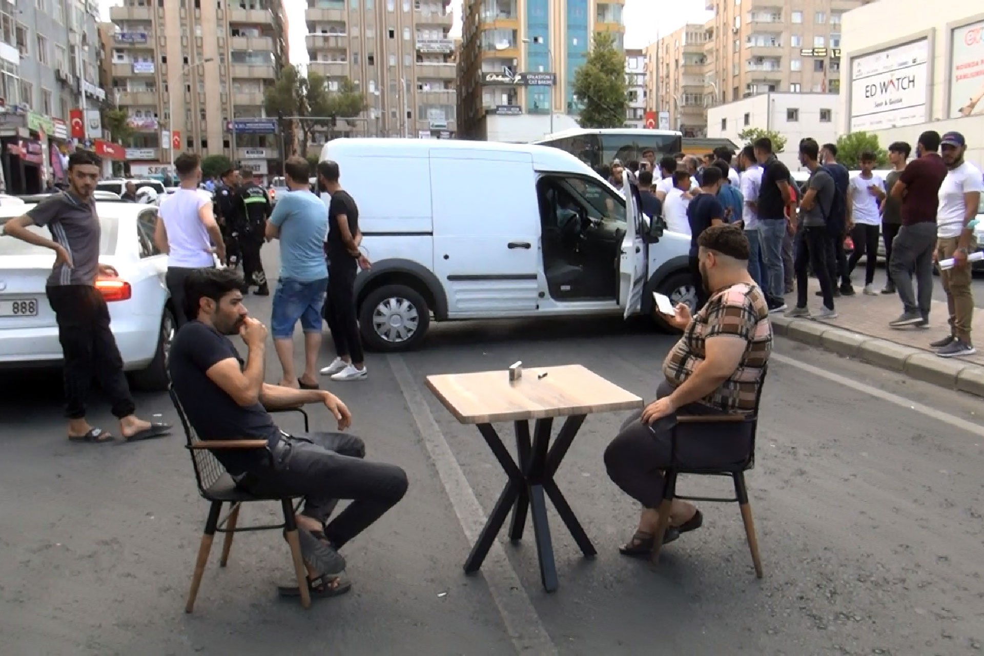 Urfa'da esnaf, elektrik kesintilerini yolu masa ve sandalye ile kapatıp protesto etti