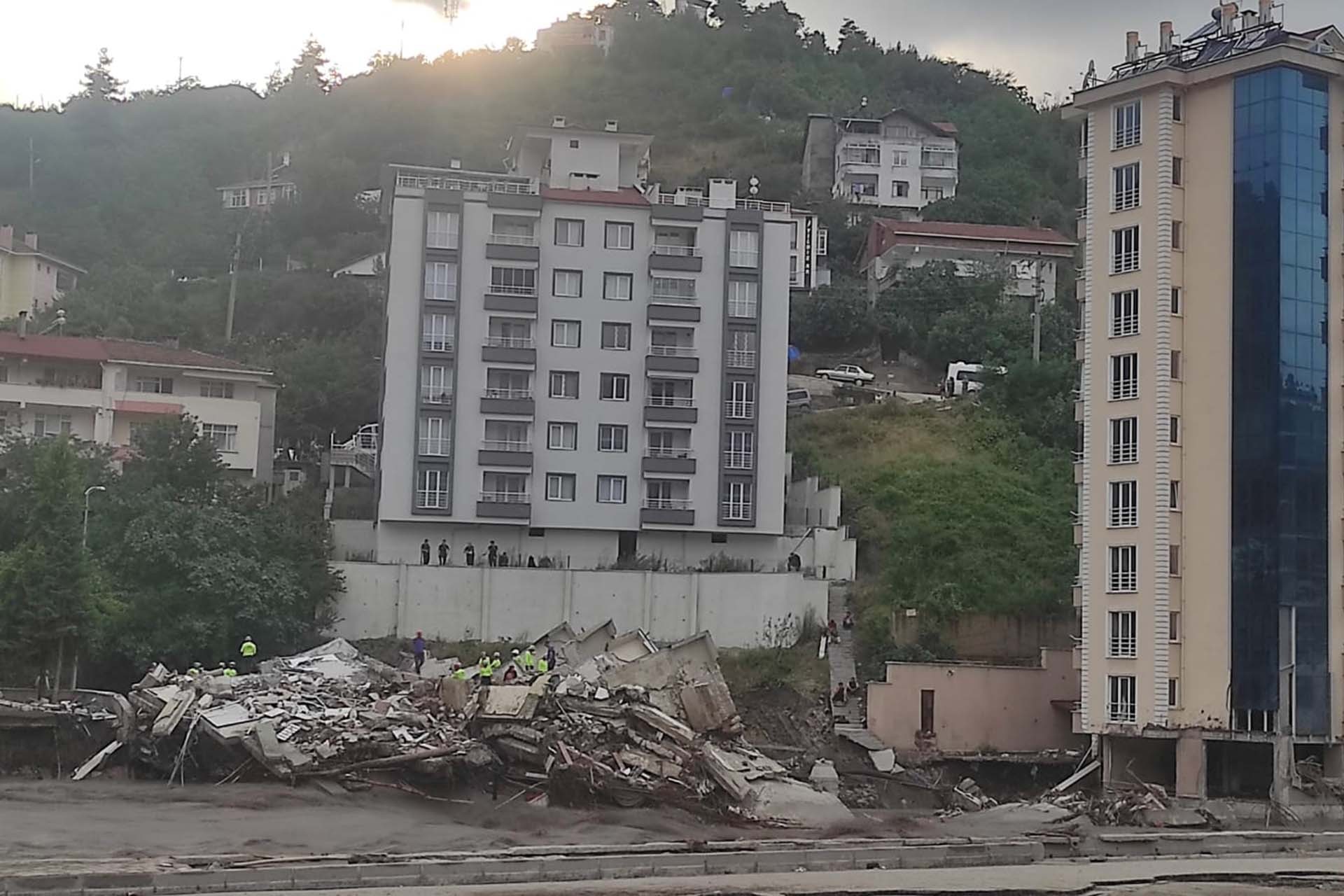 Kastamonu'da çöken binanın enkazı