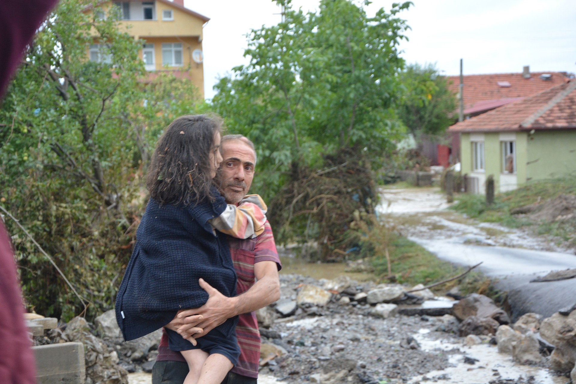 ‘Sele kapılan kızını kendi imkanlarıyla aradı’