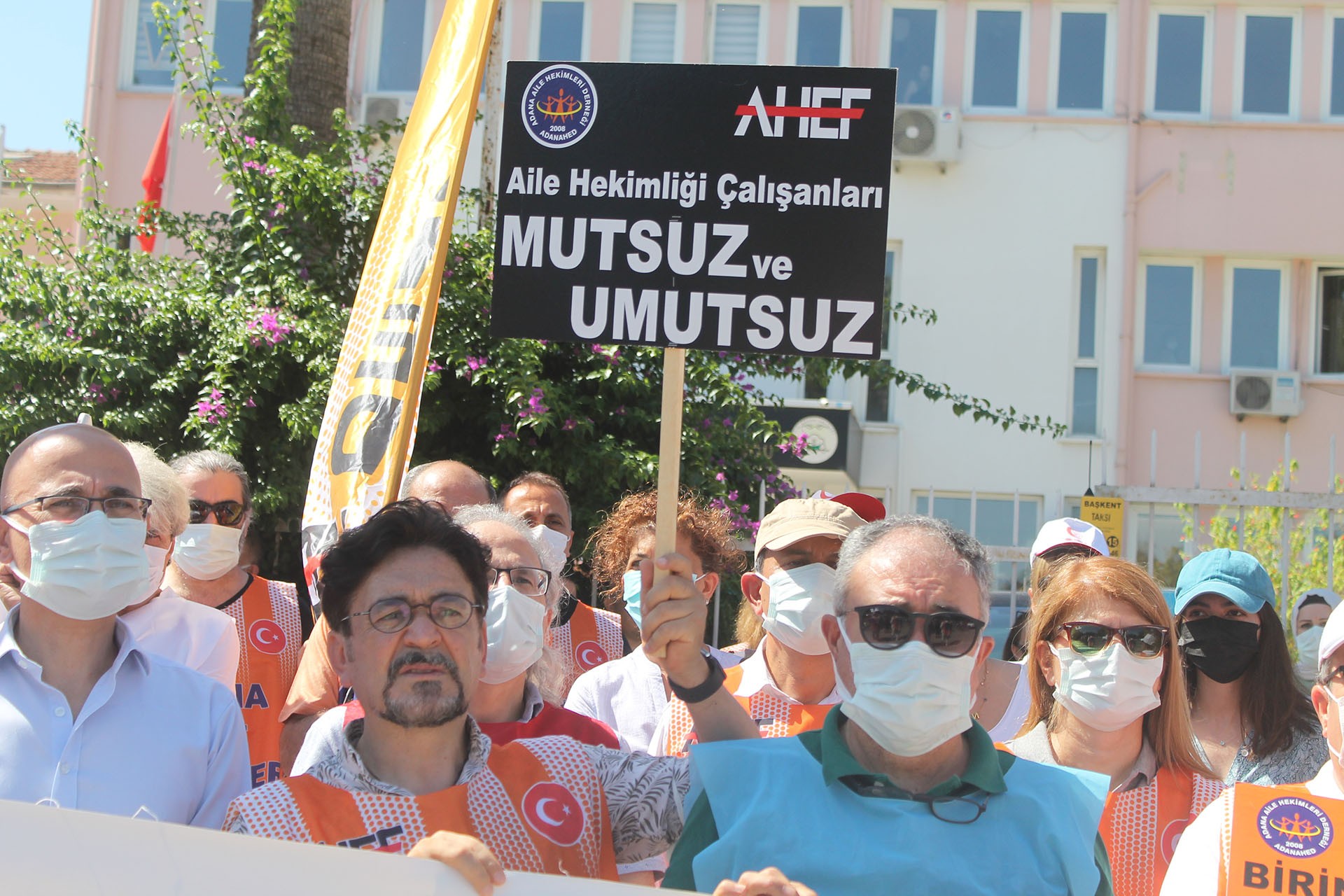 Aile Hekimliği çalışanları mutsuz ve umutsuz yazılı döviz