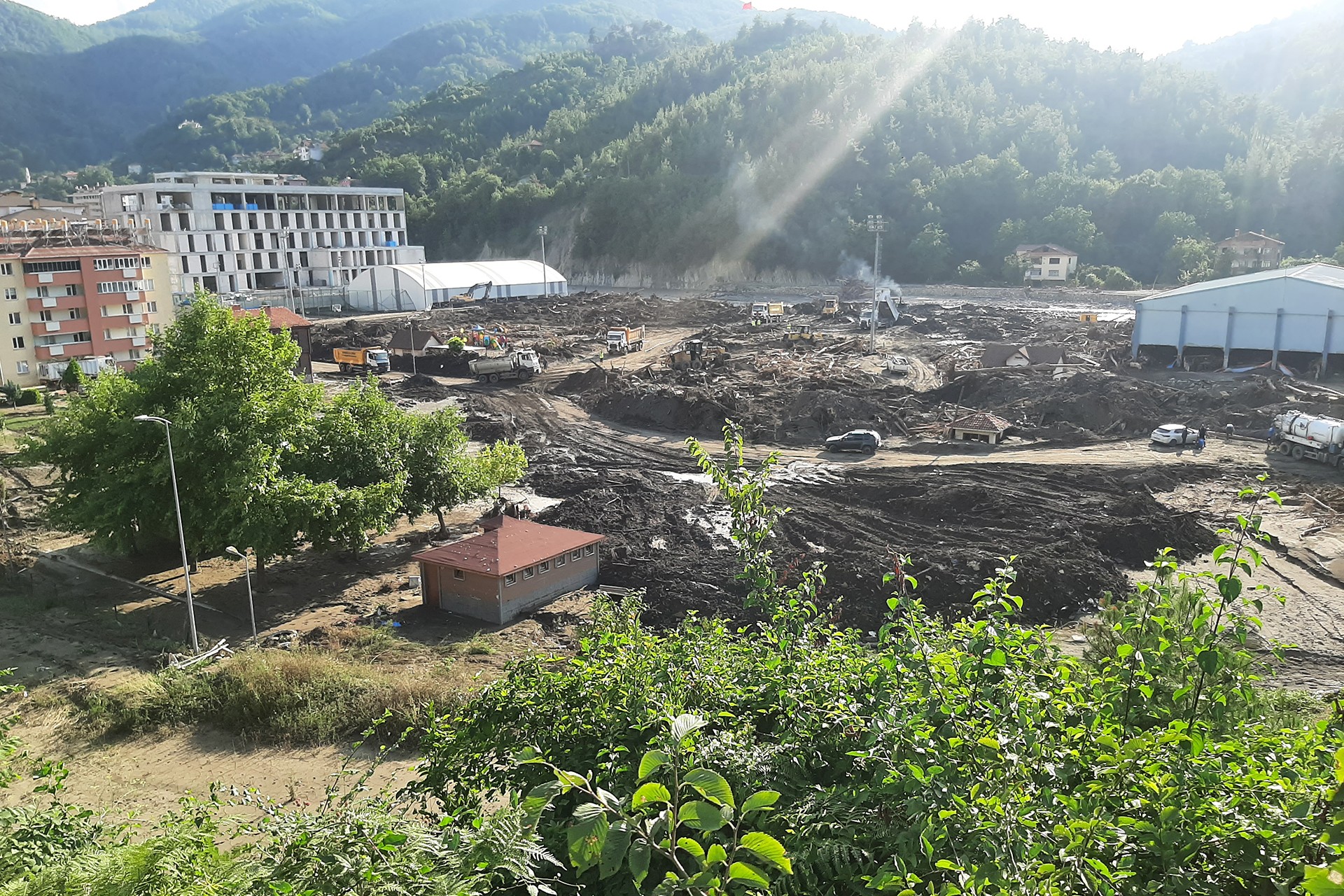 Bozkurt’ta afetin tablosu: Balçıkla kaplanmış yollar, denizden taşan cesetler…