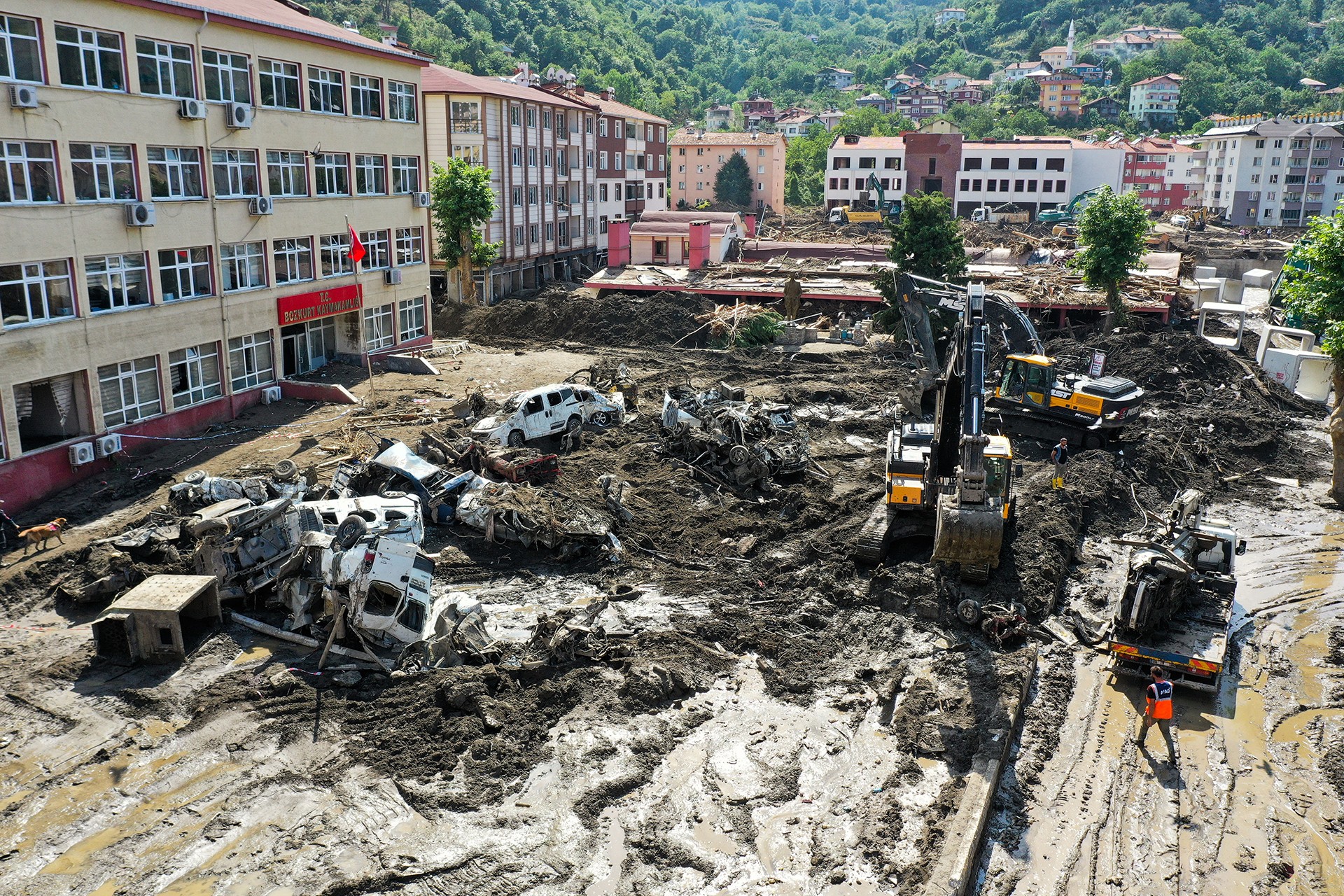 Kastamonu Bozkurt'ta yaşanan sel sonrası enkaz çalışmalarından bir fotoğraf.