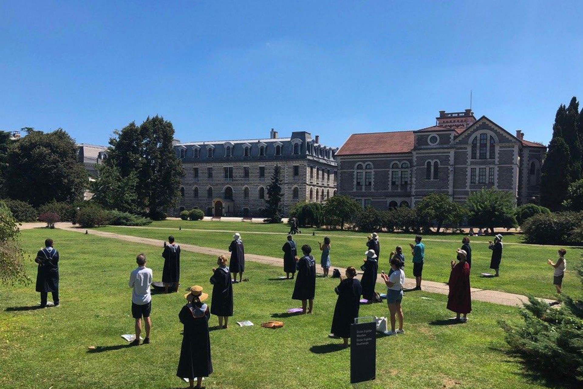 Boğaziçi Üniversitesi Akademisyenleri 150. kez sırtlarını Rektörlüğe döndü