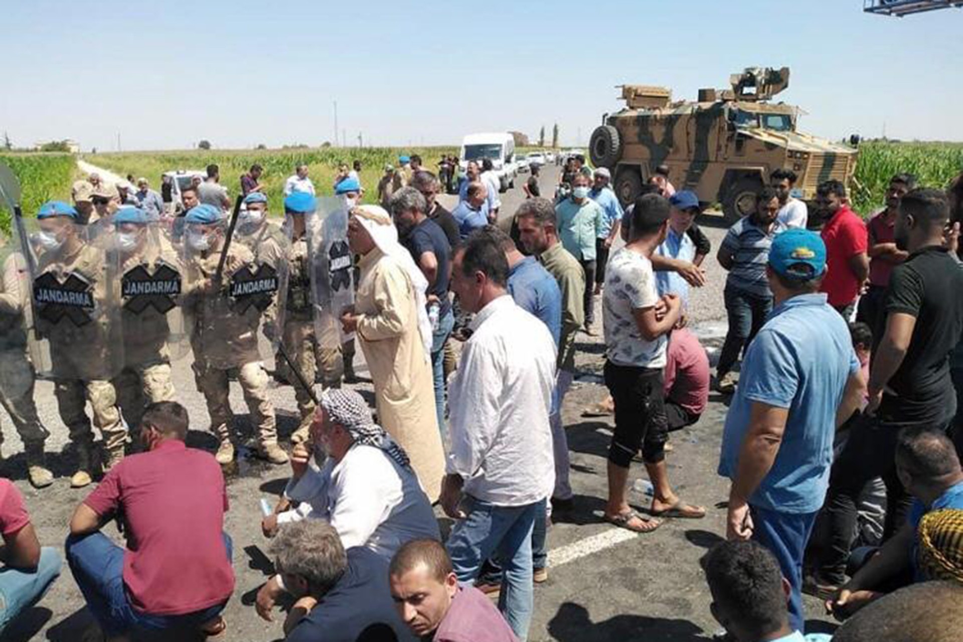 DEDAŞ'ı protesto eden çiftçiler ve müdahale eden jandarma