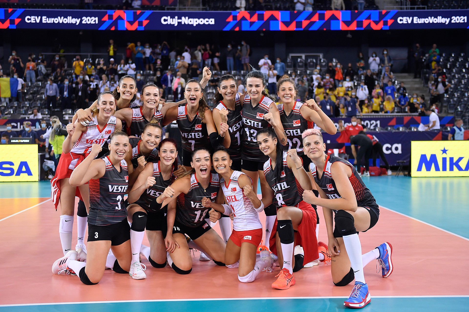 A Milli Kadın Voleybol Takımı, Avrupa Şampiyonası ikinci maçında Ukrayna'yı 3-0 yendi