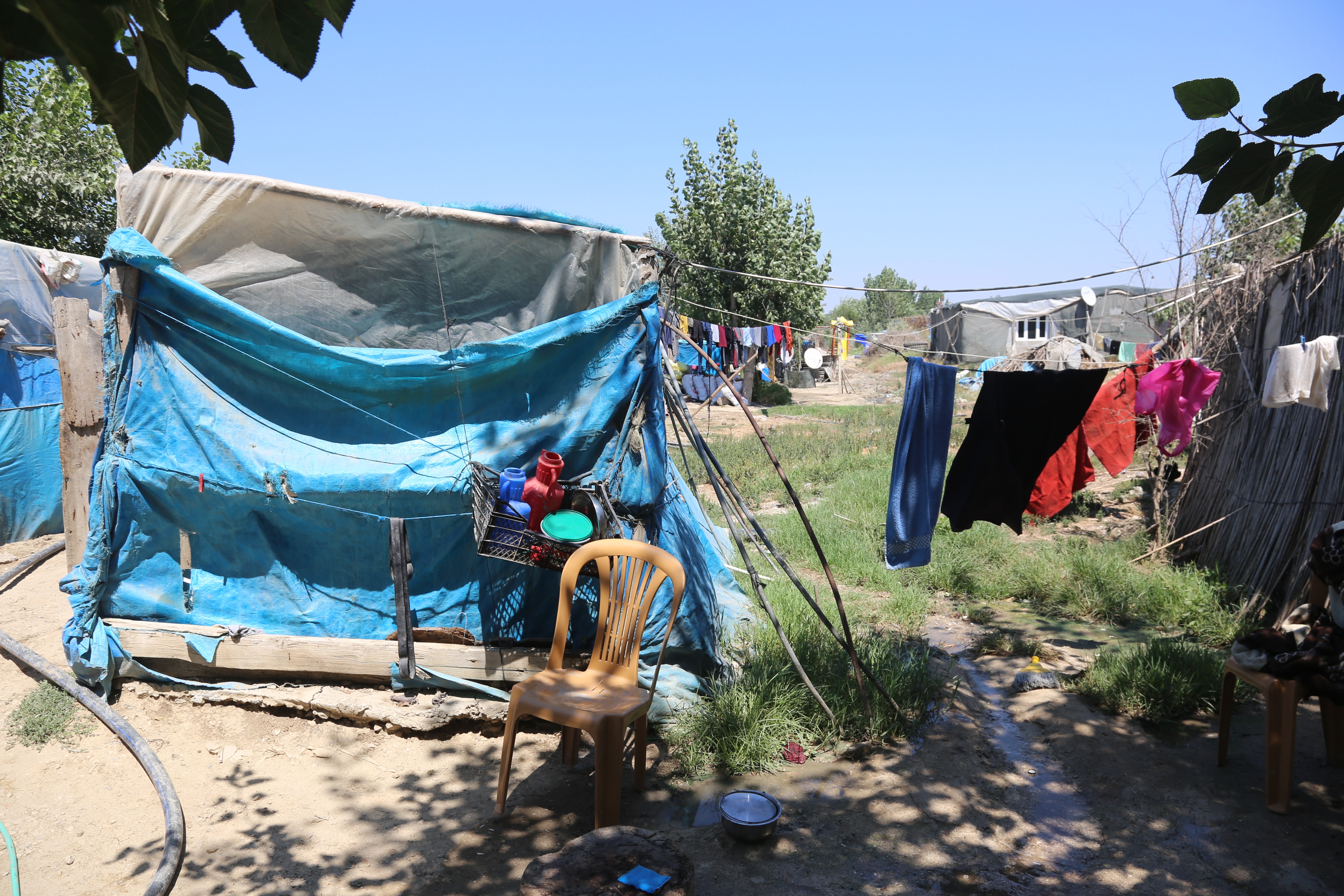 Adana Karataş'ta tarım işçilerinin çadır alanı