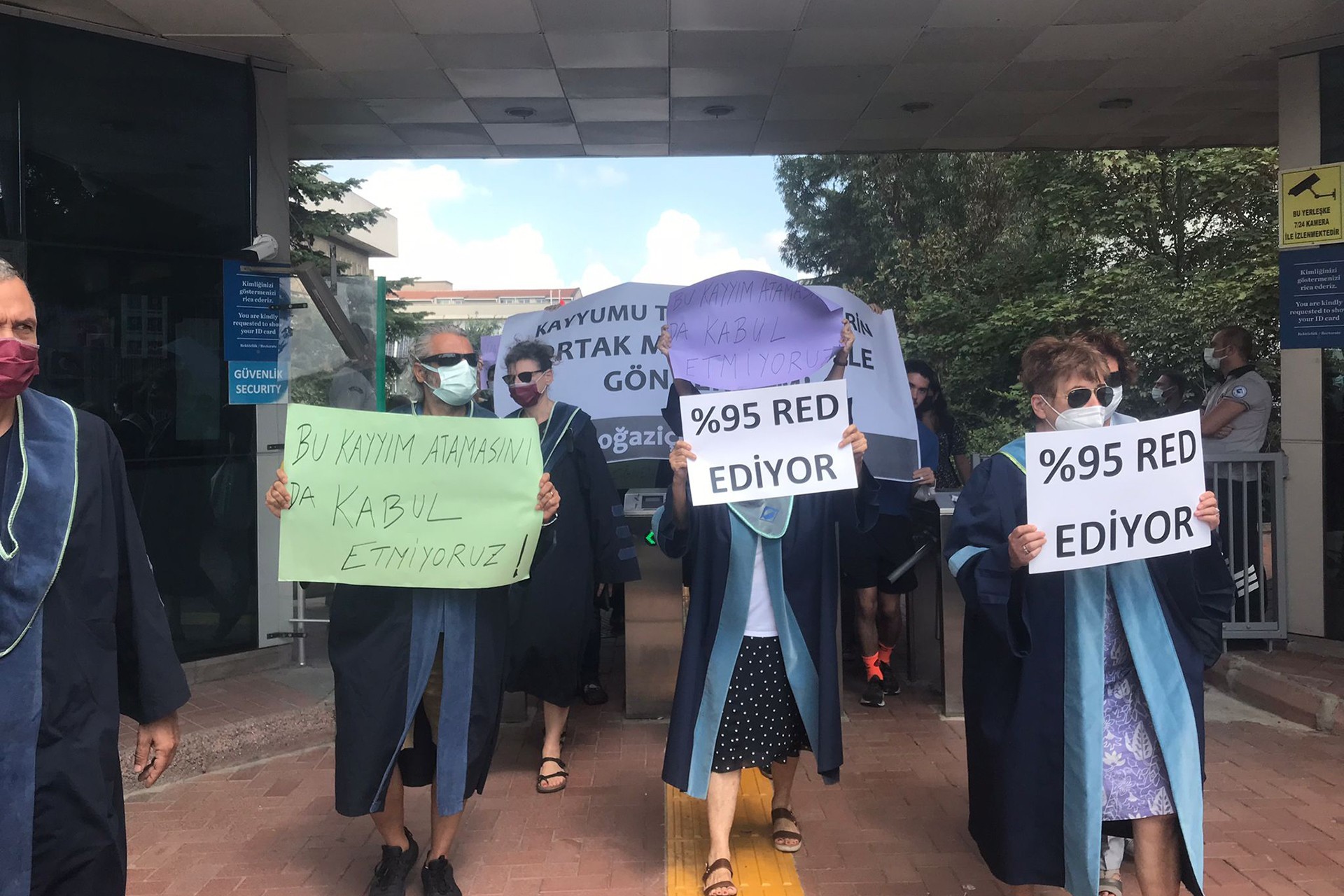 Boğaziçi akademisyenlerinden kayyum rektör Naci İnci protestosu