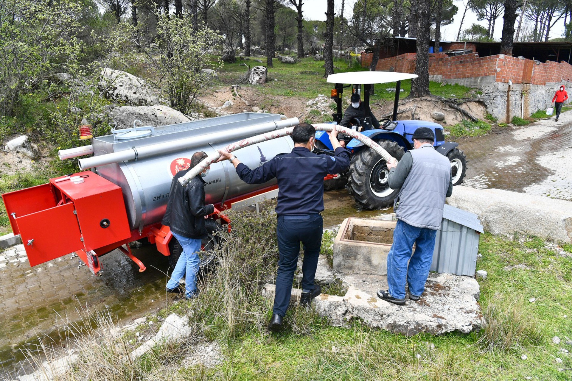 İzmir Büyükşehir Belediyesinin yangın araçlarından biri.