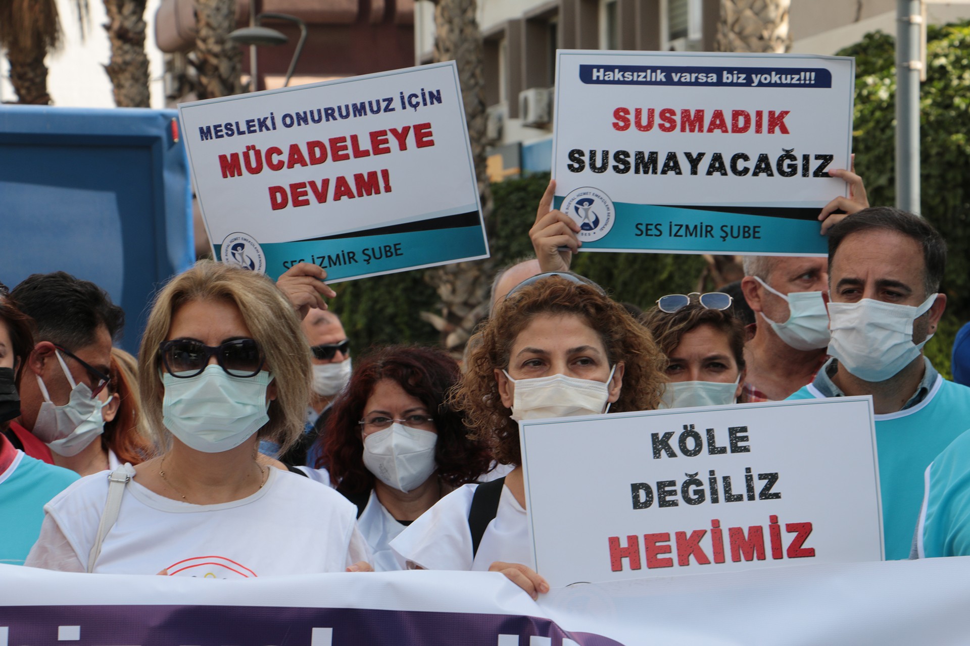 İzmir’de sağlık emekçileri temmuzda yürürlüğe Aile Hekimliği Sözleşme ve Ödeme Yönetmeliği’ne karşı basın açıklaması yaparak sözleşmenin derhal iptal edilmesini talep etti.