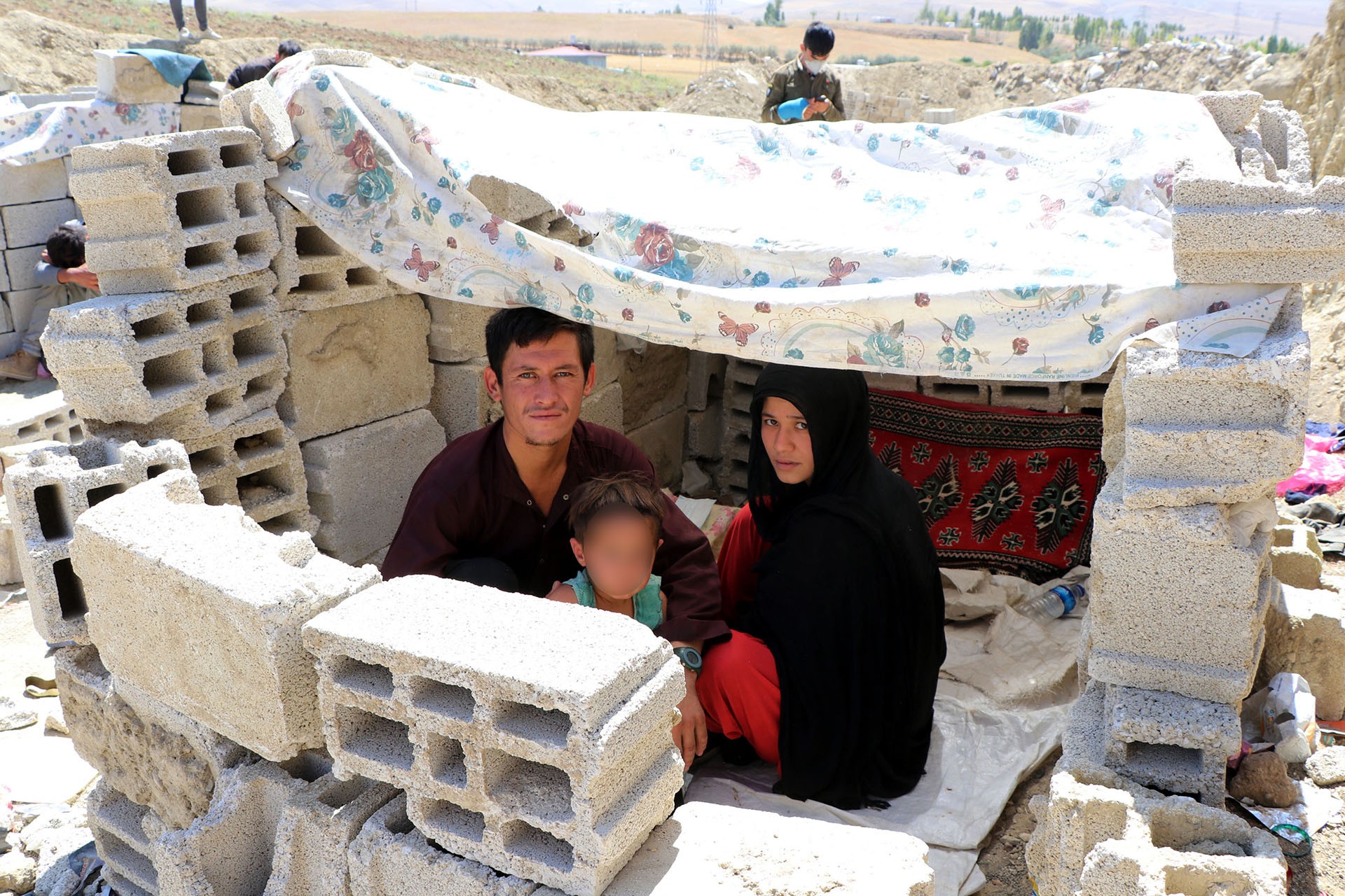 40 gün sonra Van'a ulaşan Afgan aile briketten barakada yaşam mücadelesi veriyor