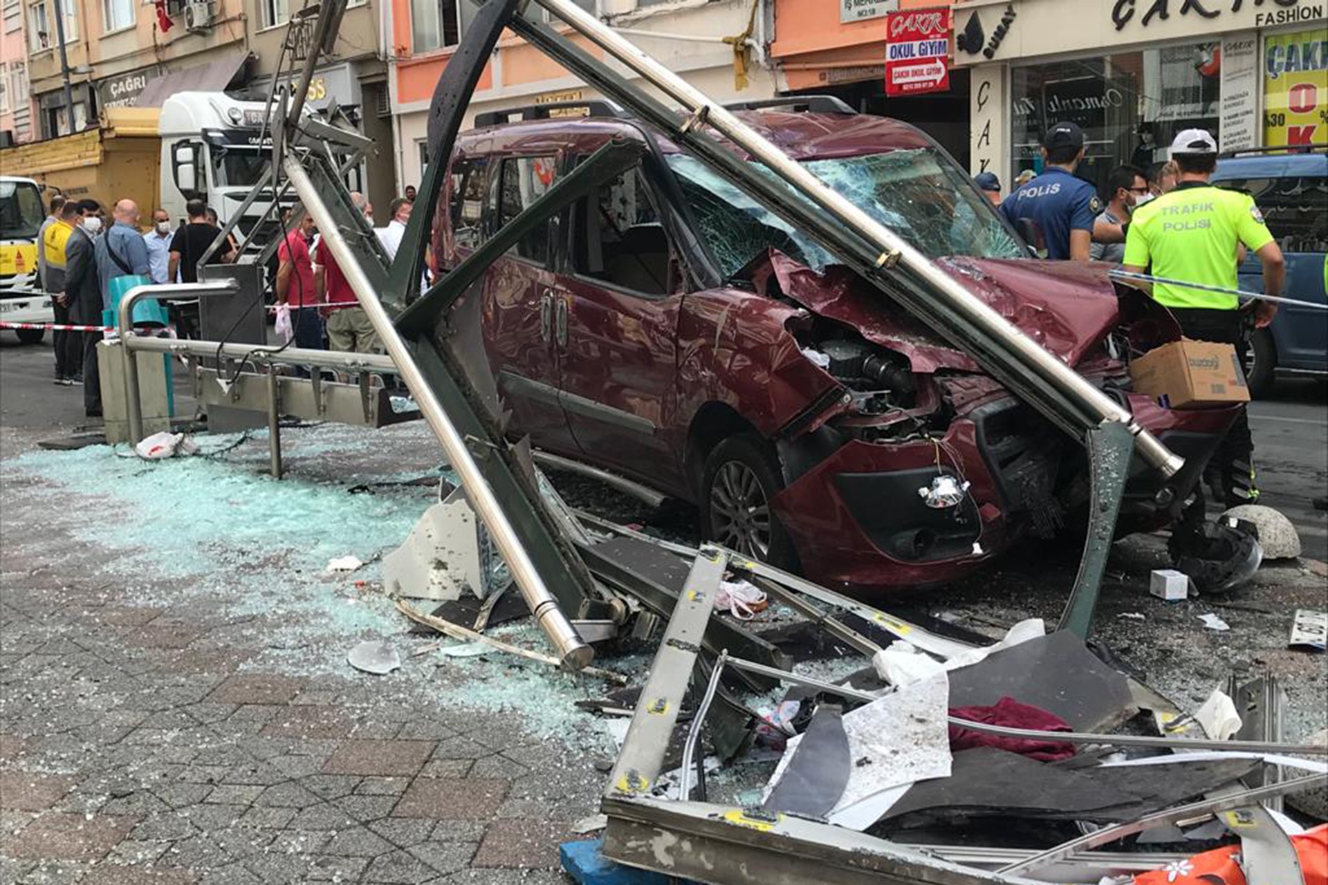 Beyoğlu'nda hafif ticari araç durakta bekleyenlere çarptı, 1 kişi hayatını kaybetti