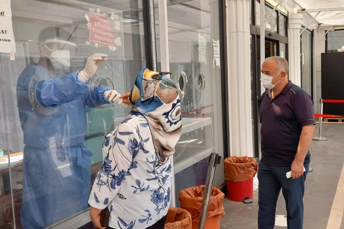 Pozitif vakaların karantina süresi 7 gün oldu, 5. günde yapılacak test negatifse karantina sona erecek