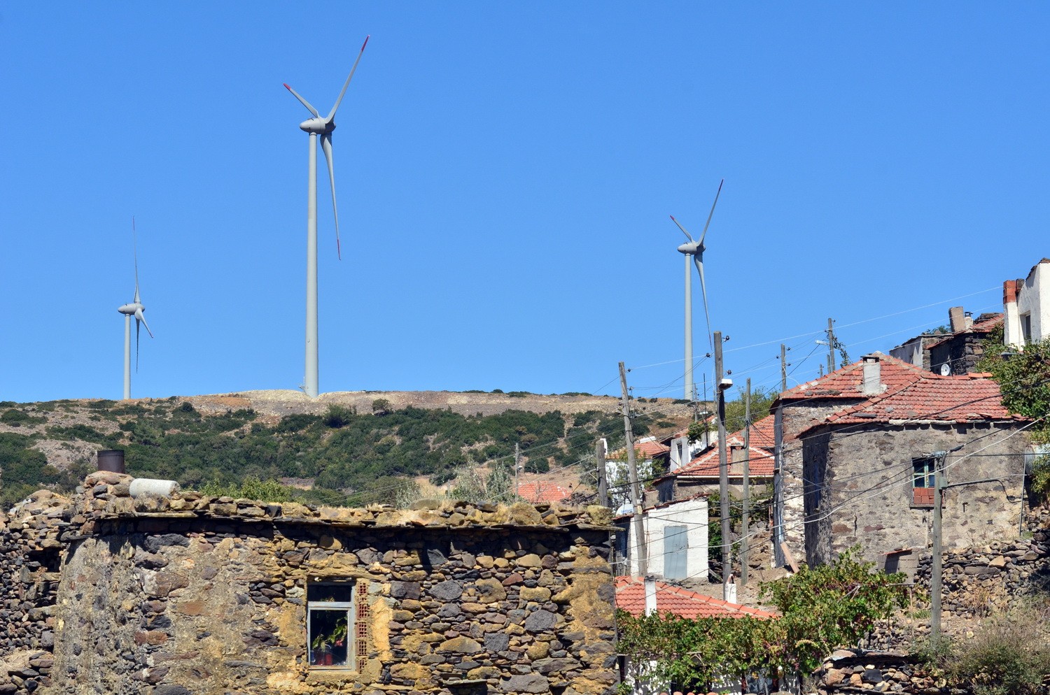 Karaburunlular: Yaşamı tehdit eden 15 RES tribünü derhal sökülsün!