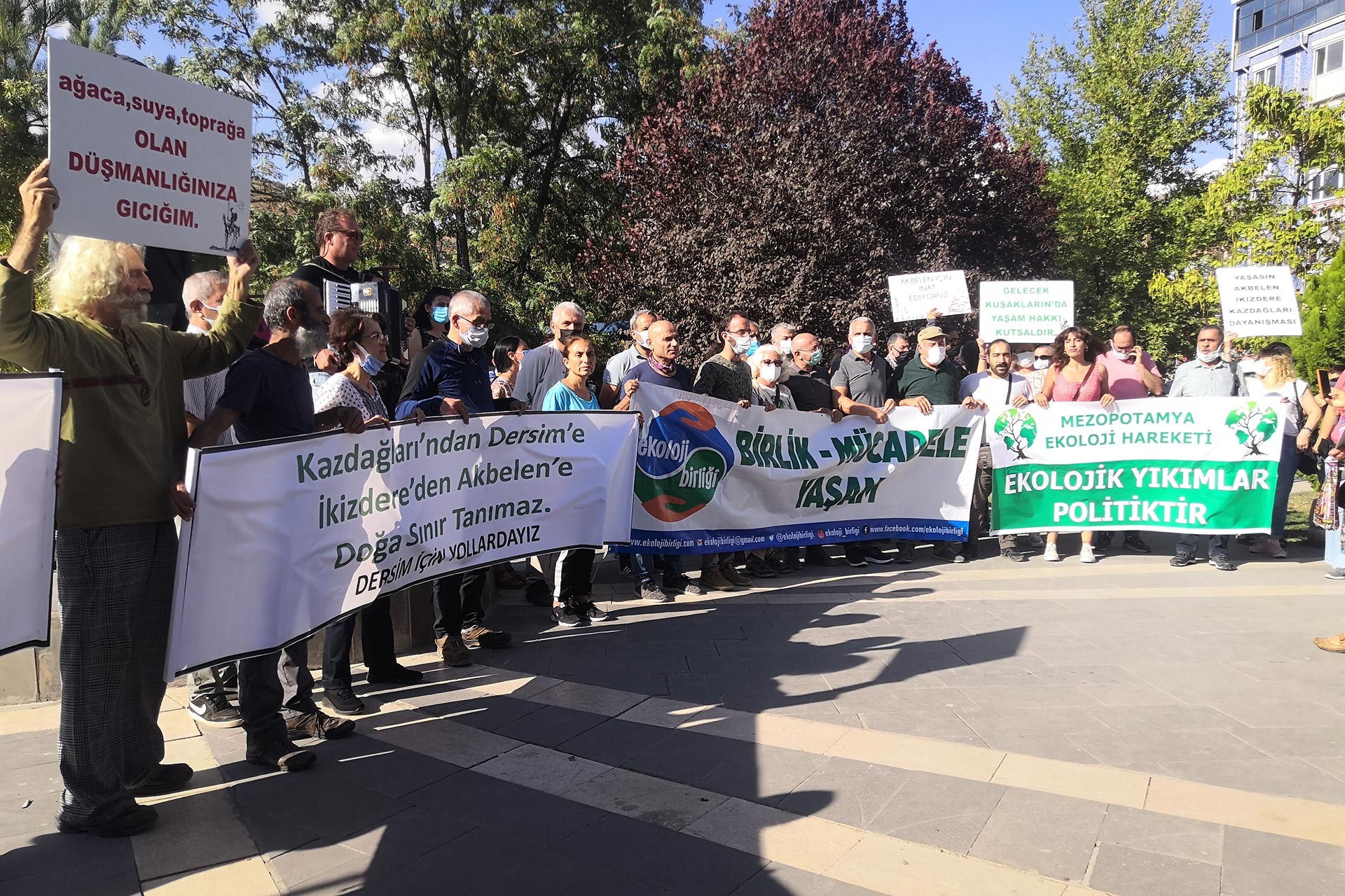 Seyit Rıza Meydanı'nda pankartlar açan ekoloji örgütleri