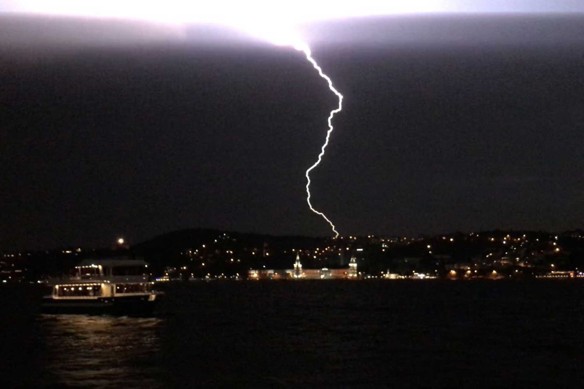 İstanbul'da fırtına ve dolu; çatılar uçtu, ağaçlar devrildi 