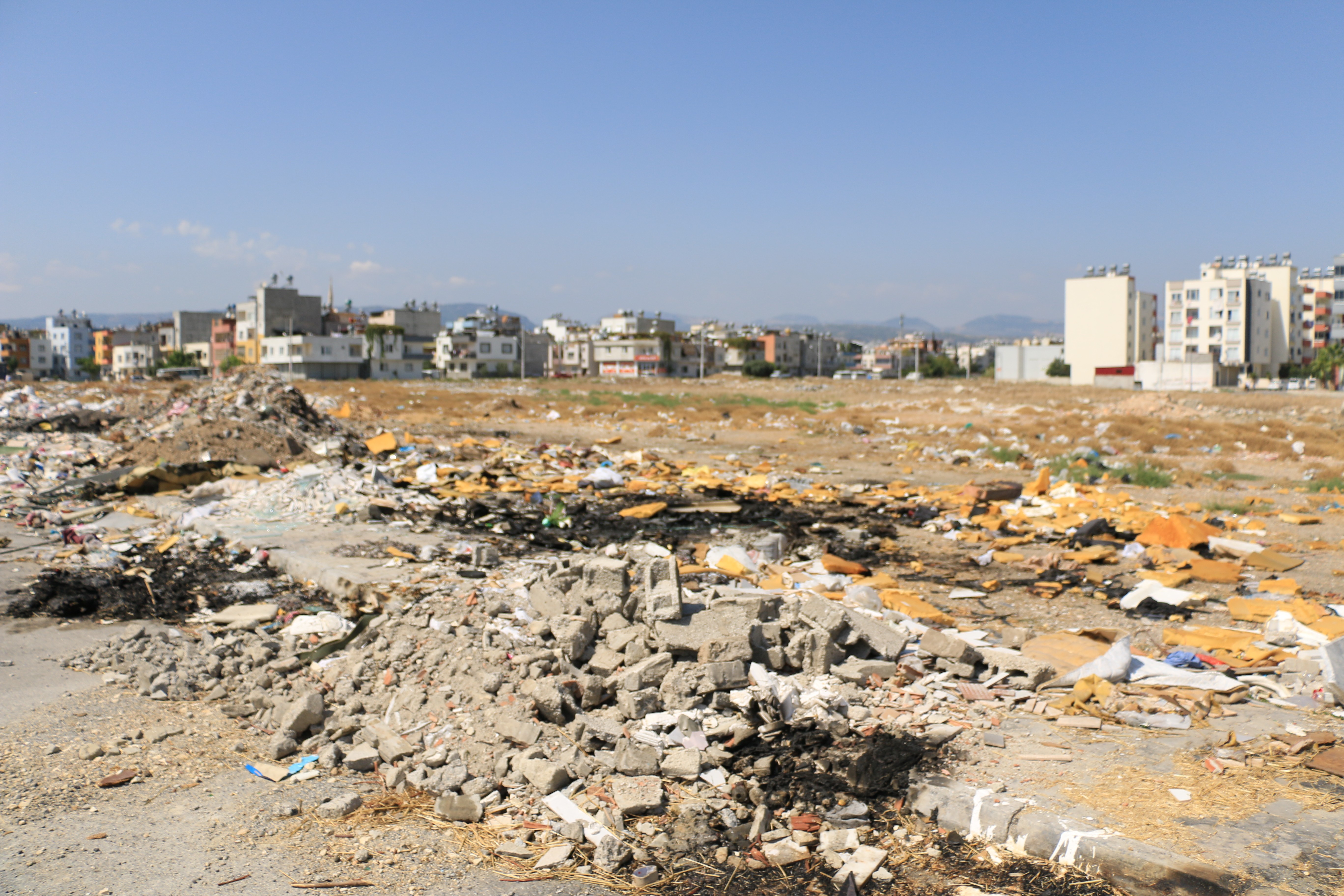 Mersin Akdeniz ilçesinde kaçak plastik işletmeleri zehir saçıyor, belediye izliyor