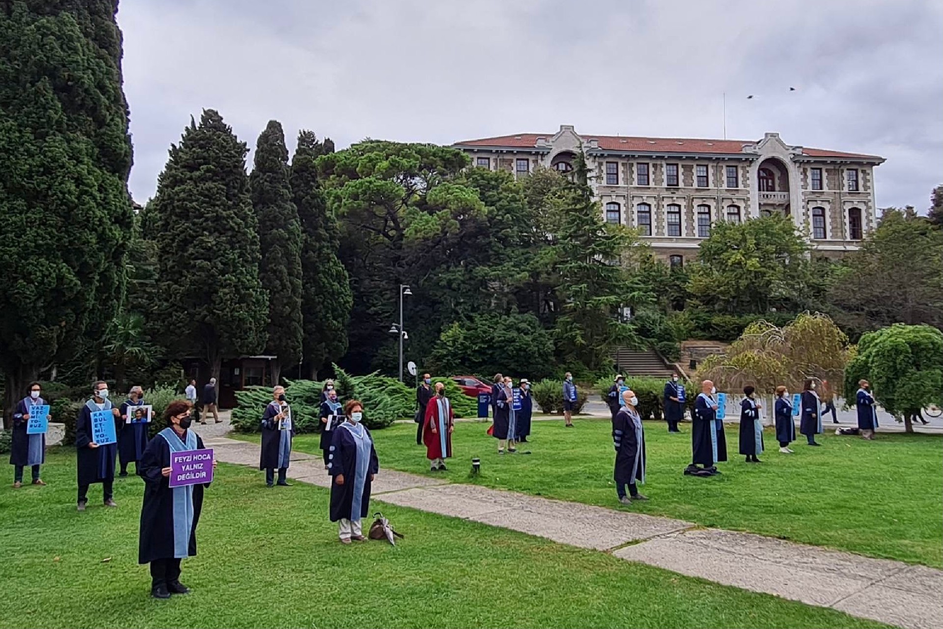 Boğaziçi Üniversitesi akademisyenleri arkalarını 175. kez rektörlük binasına döndü