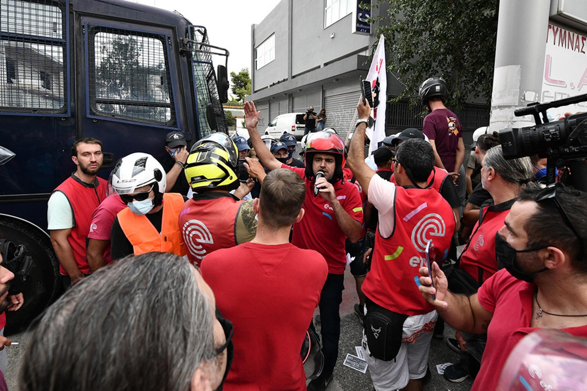 Yunanistan'da motorlu kuryeler yarın da iş bırakacak