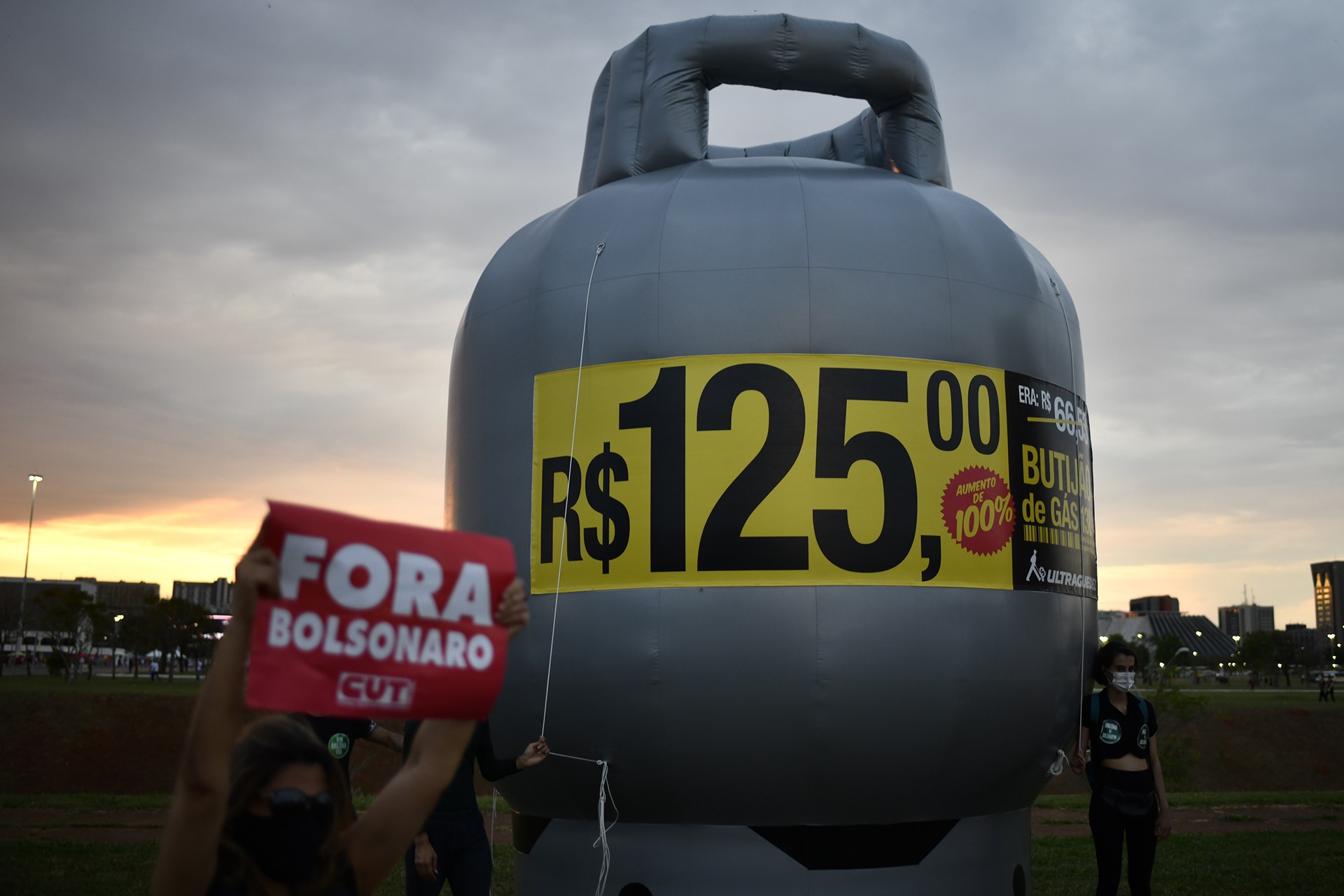 Brezilya'nın başkenti Brasilia'da toplanan yüzlerce kişi, Devlet Başkanı Jair Bolsonaro'yu protesto etmek için gösteri yaptı.