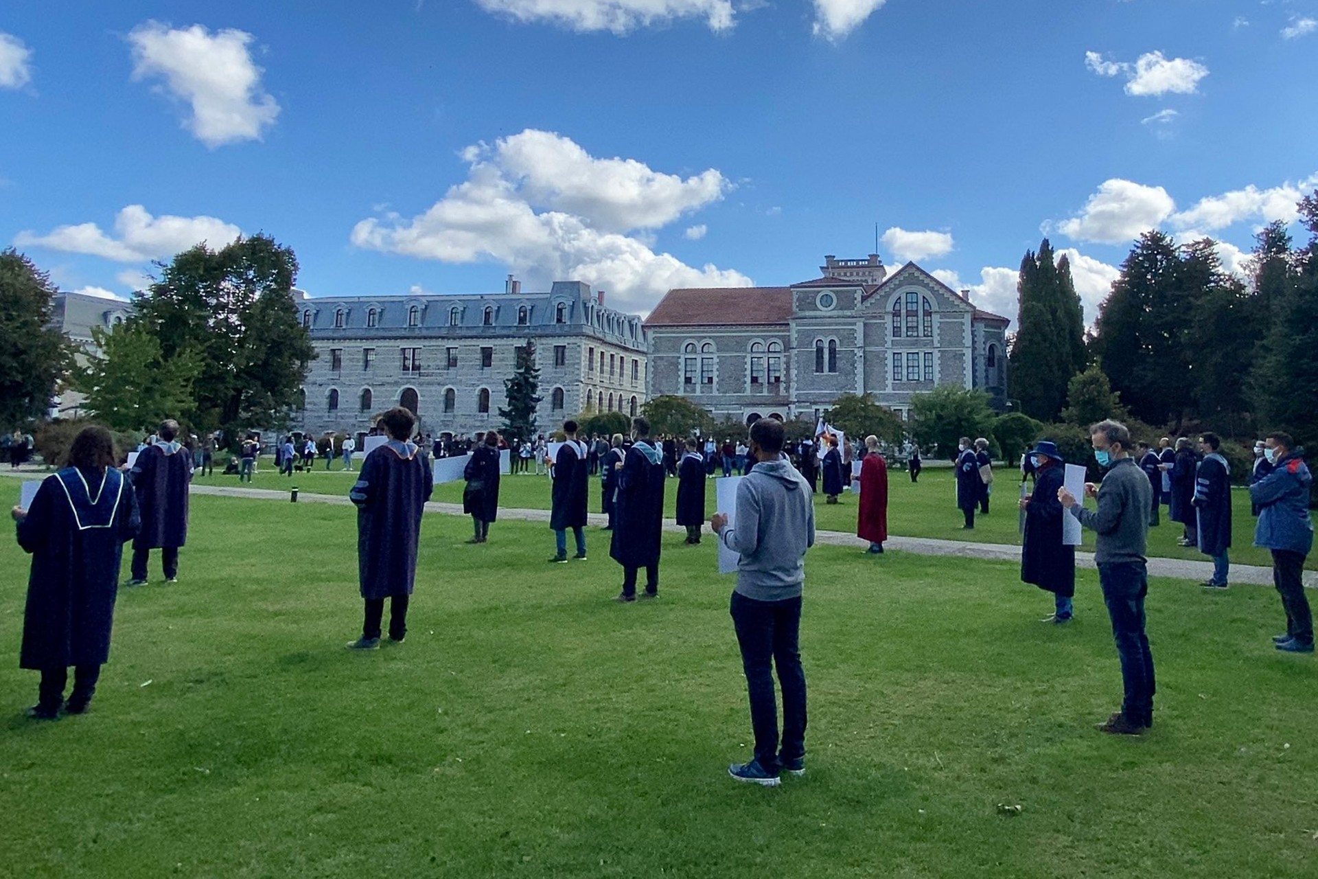 Boğaziçi Üniversitesi akademisyenlerinin 183'üncü kez sırtlarını rektörlük binasına döndüğü eylemden bir fotoğraf.