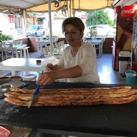 Hülya Bayar pide yağlıyor