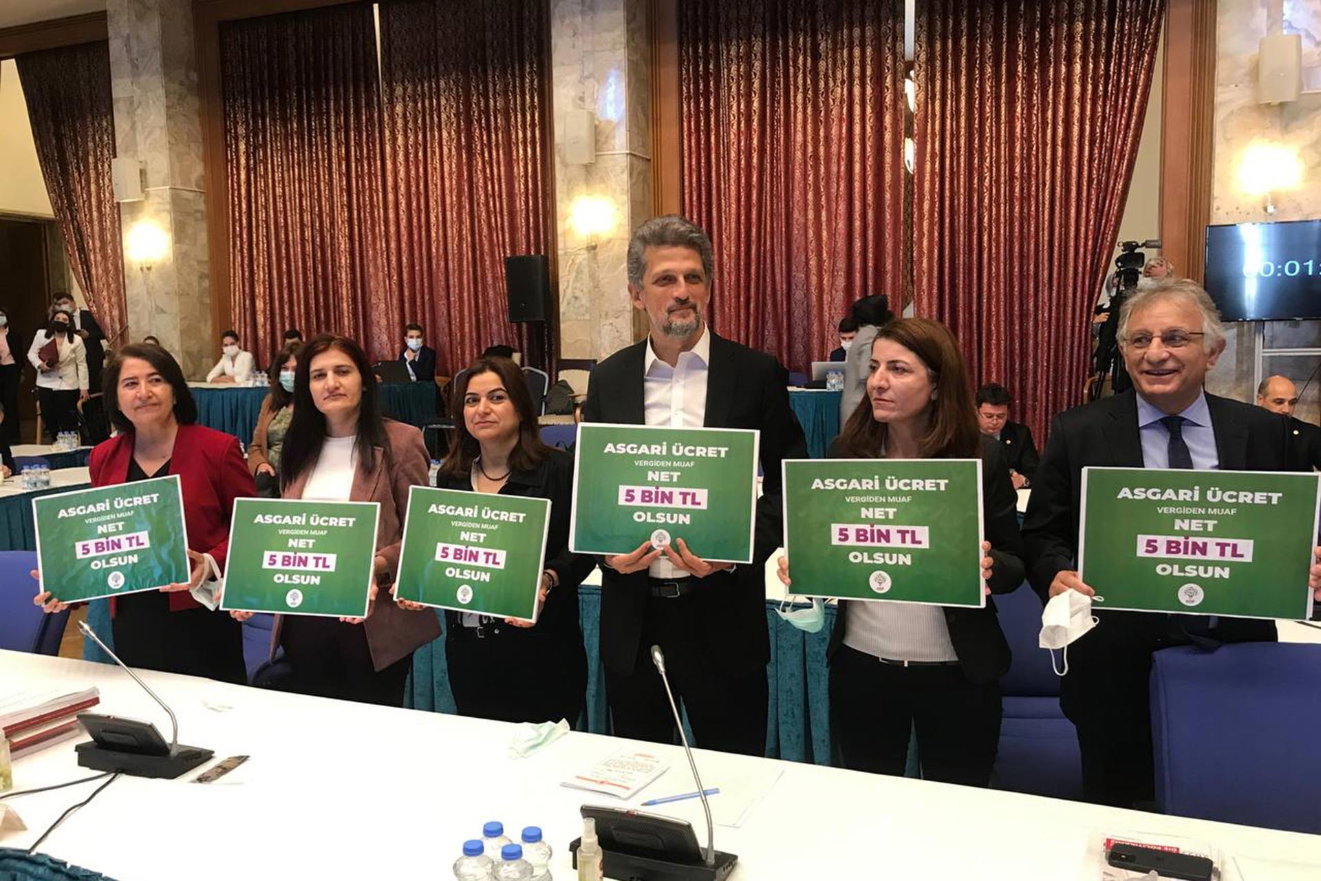 HDP'li milletvekillerinin asgari ücret protestosu