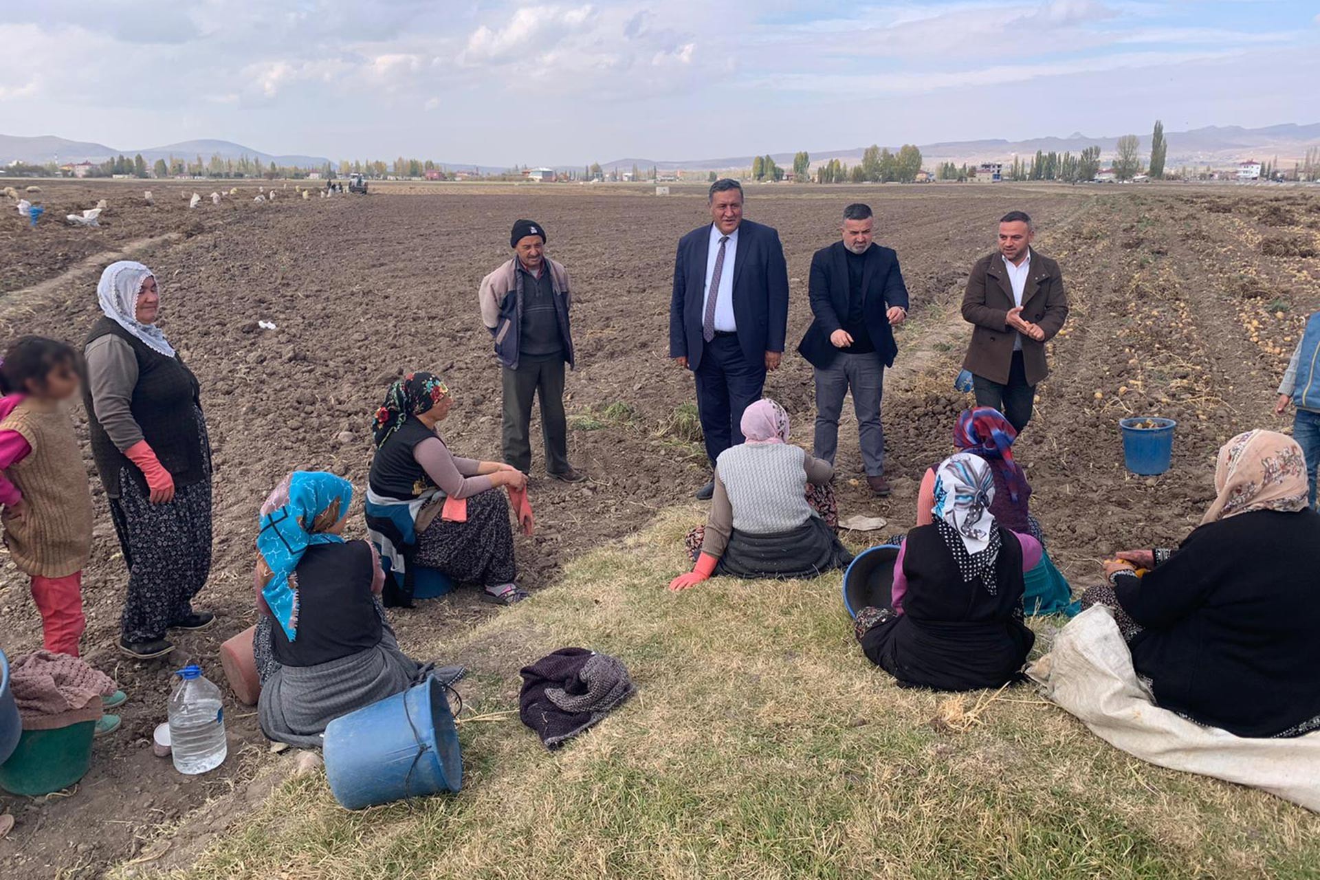 Tarım işçisi kadınlar: Her şey zamlandı, tezek yakacak hale geldik