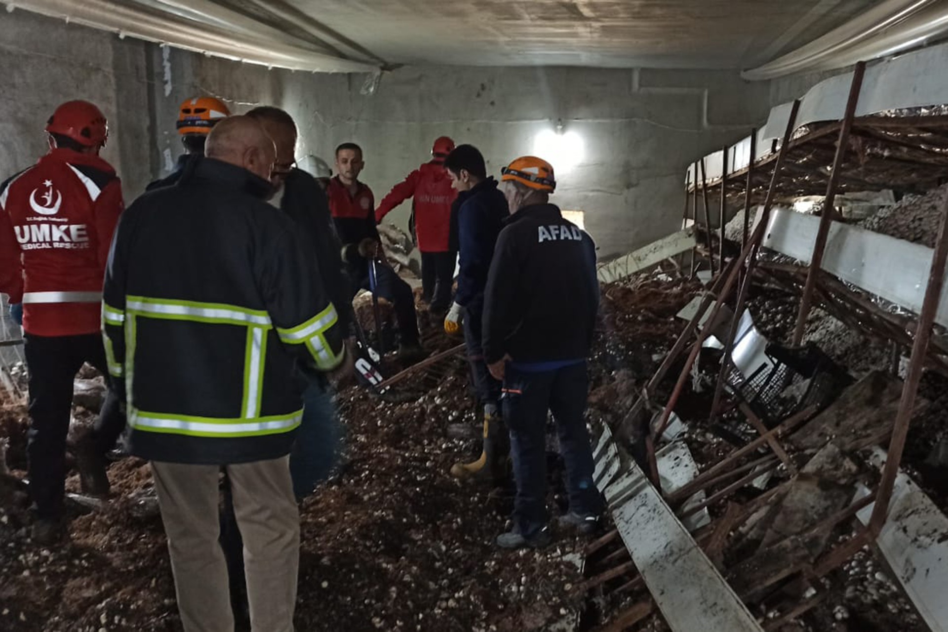 Van'da mantar üretim tesisinde devrilen rafların altında kalan 5 işçi yaralandı