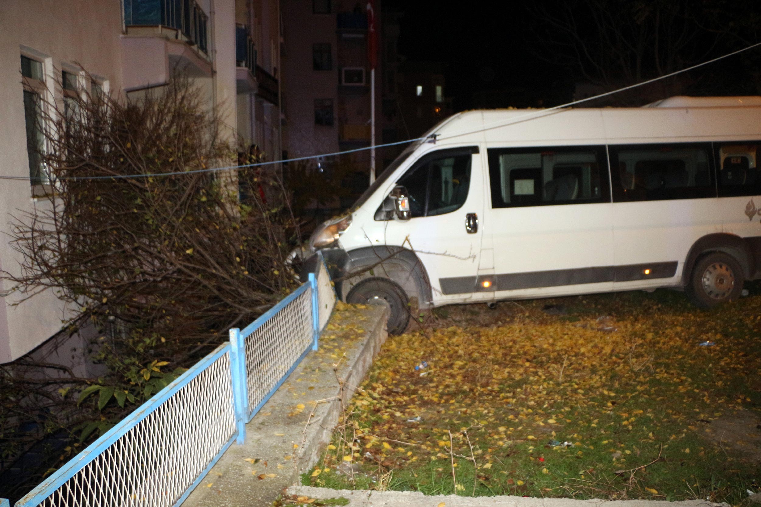 Tokat'ta işçi servisi pansiyon bahçesine girdi: 5 yaralı